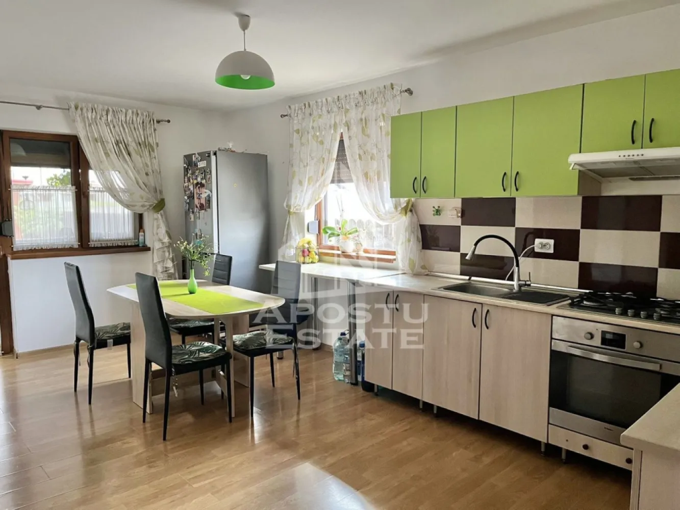 Duplex cu 4 camere si 2 bai complet mobilat si utilat in Giroc. - APOSTU ESTATE va propune spre vanzare un duplex situat in Giroc.
Locatia imobilului se potriveste perfect celor ce isi doresc sa se detaseze de agitatia orasului. In apropiere sunt magazine si supermarket-uri precum Profi, Mega Image, scoala si gradinita la o distanta de 5 minute, acces facil la mijloace de transport în comun, distanta pana in statie este de aproximativ 3 minute.

Imobilul dispune de 110 mp utili, se vinde complet mobilat si utilat, precum se observa in imagini si este compartimentat astfel:

Parter:
- hol acces.
- living generos.
- bucatarie inchisa.
- baie cu geam si dus.
- terasa

Etaj:
- hol acces
- 3 dormitoare.
- baie cu geam si cada.
- acces in pod.
- terasa

Detalii tehnice:
Regim de inaltime Parter + Mansarda + Pod.
- constructie realizata in anul 2013 din caramida Porotherm de 30 cm.
- izolata cu polistiren de 10cm EPS 85.
- pereti despartitori complet din caramida tencuiti mecanizat finisati cu vopsea lavabila alba.
- placa de beton peste parter.
- acoperis de tigla, izolat cu vata.
- geamuri termopan cu 3 sticle pentru izolare atat fonica cat si termica superioara foarte mari si luminoase dotate cu rulouri, site si jaluzele.
- mobilier de bucatarie de calitate inalta, realizat pe comanda.
- centrala proprie pe gaz sistem eficient de incalzire in pardoseala cu termostat ambiental separat pentru fiecare incapere.

Utilitati: curent, apa de la retea, canalizare, gaz, internet prin fibra optica, cablu Tv.
Pentru mai multe detalii nu ezitati sa ne contactati!

Acceptam orice fel de credit bancar. Oferim consultanta si solutii financiare prin colaboratorii nostri pentru a obtine cel mai avantajos credit Ipotecar sau Noua Casa.

Va asteptam cu drag la o vizionare chiar astazi!
CP2571918