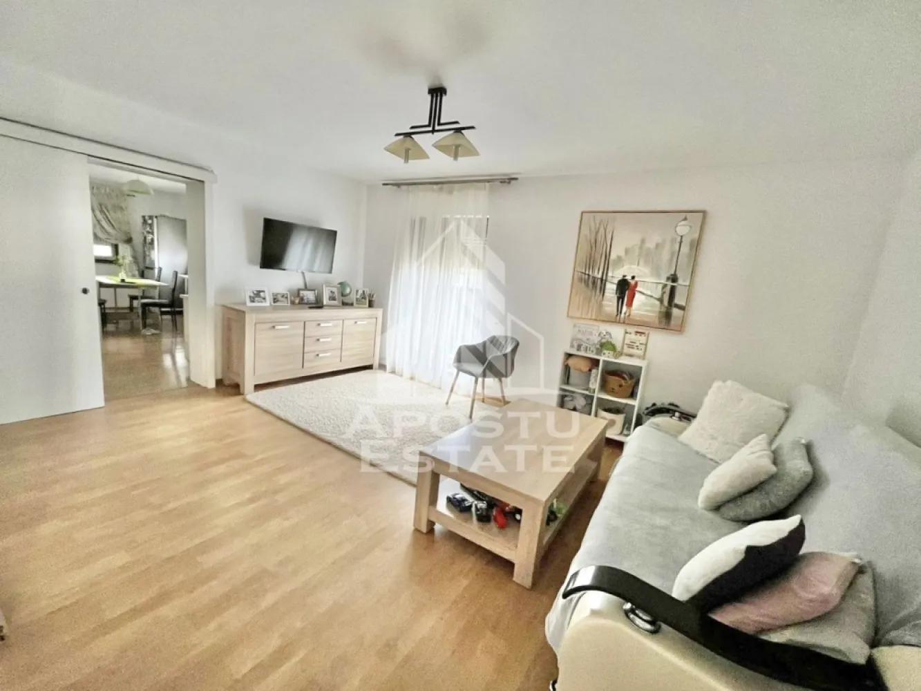 Duplex cu 4 camere si 2 bai complet mobilat si utilat in Giroc. - APOSTU ESTATE va propune spre vanzare un duplex situat in Giroc.
Locatia imobilului se potriveste perfect celor ce isi doresc sa se detaseze de agitatia orasului. In apropiere sunt magazine si supermarket-uri precum Profi, Mega Image, scoala si gradinita la o distanta de 5 minute, acces facil la mijloace de transport în comun, distanta pana in statie este de aproximativ 3 minute.

Imobilul dispune de 110 mp utili, se vinde complet mobilat si utilat, precum se observa in imagini si este compartimentat astfel:

Parter:
- hol acces.
- living generos.
- bucatarie inchisa.
- baie cu geam si dus.
- terasa

Etaj:
- hol acces
- 3 dormitoare.
- baie cu geam si cada.
- acces in pod.
- terasa

Detalii tehnice:
Regim de inaltime Parter + Mansarda + Pod.
- constructie realizata in anul 2013 din caramida Porotherm de 30 cm.
- izolata cu polistiren de 10cm EPS 85.
- pereti despartitori complet din caramida tencuiti mecanizat finisati cu vopsea lavabila alba.
- placa de beton peste parter.
- acoperis de tigla, izolat cu vata.
- geamuri termopan cu 3 sticle pentru izolare atat fonica cat si termica superioara foarte mari si luminoase dotate cu rulouri, site si jaluzele.
- mobilier de bucatarie de calitate inalta, realizat pe comanda.
- centrala proprie pe gaz sistem eficient de incalzire in pardoseala cu termostat ambiental separat pentru fiecare incapere.

Utilitati: curent, apa de la retea, canalizare, gaz, internet prin fibra optica, cablu Tv.
Pentru mai multe detalii nu ezitati sa ne contactati!

Acceptam orice fel de credit bancar. Oferim consultanta si solutii financiare prin colaboratorii nostri pentru a obtine cel mai avantajos credit Ipotecar sau Noua Casa.

Va asteptam cu drag la o vizionare chiar astazi!
CP2571918