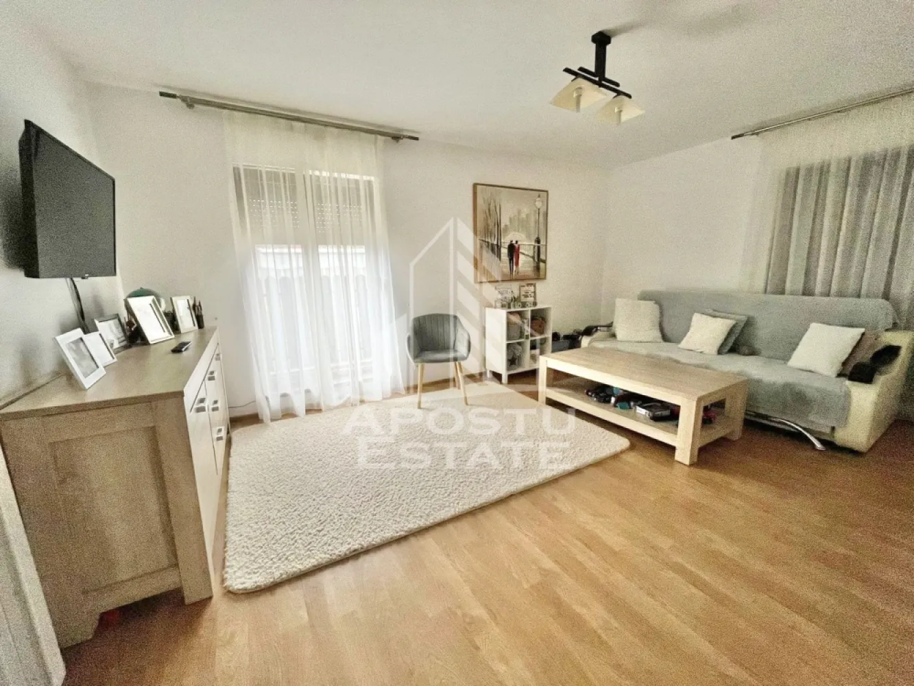 Duplex cu 4 camere si 2 bai complet mobilat si utilat in Giroc. - APOSTU ESTATE va propune spre vanzare un duplex situat in Giroc.
Locatia imobilului se potriveste perfect celor ce isi doresc sa se detaseze de agitatia orasului. In apropiere sunt magazine si supermarket-uri precum Profi, Mega Image, scoala si gradinita la o distanta de 5 minute, acces facil la mijloace de transport în comun, distanta pana in statie este de aproximativ 3 minute.

Imobilul dispune de 110 mp utili, se vinde complet mobilat si utilat, precum se observa in imagini si este compartimentat astfel:

Parter:
- hol acces.
- living generos.
- bucatarie inchisa.
- baie cu geam si dus.
- terasa

Etaj:
- hol acces
- 3 dormitoare.
- baie cu geam si cada.
- acces in pod.
- terasa

Detalii tehnice:
Regim de inaltime Parter + Mansarda + Pod.
- constructie realizata in anul 2013 din caramida Porotherm de 30 cm.
- izolata cu polistiren de 10cm EPS 85.
- pereti despartitori complet din caramida tencuiti mecanizat finisati cu vopsea lavabila alba.
- placa de beton peste parter.
- acoperis de tigla, izolat cu vata.
- geamuri termopan cu 3 sticle pentru izolare atat fonica cat si termica superioara foarte mari si luminoase dotate cu rulouri, site si jaluzele.
- mobilier de bucatarie de calitate inalta, realizat pe comanda.
- centrala proprie pe gaz sistem eficient de incalzire in pardoseala cu termostat ambiental separat pentru fiecare incapere.

Utilitati: curent, apa de la retea, canalizare, gaz, internet prin fibra optica, cablu Tv.
Pentru mai multe detalii nu ezitati sa ne contactati!

Acceptam orice fel de credit bancar. Oferim consultanta si solutii financiare prin colaboratorii nostri pentru a obtine cel mai avantajos credit Ipotecar sau Noua Casa.

Va asteptam cu drag la o vizionare chiar astazi!
CP2571918