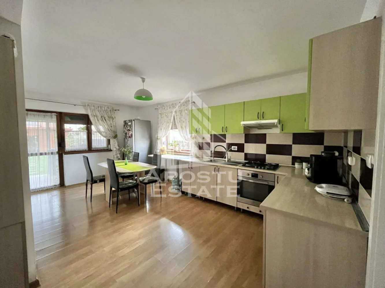 Duplex cu 4 camere si 2 bai complet mobilat si utilat in Giroc. - APOSTU ESTATE va propune spre vanzare un duplex situat in Giroc.
Locatia imobilului se potriveste perfect celor ce isi doresc sa se detaseze de agitatia orasului. In apropiere sunt magazine si supermarket-uri precum Profi, Mega Image, scoala si gradinita la o distanta de 5 minute, acces facil la mijloace de transport în comun, distanta pana in statie este de aproximativ 3 minute.

Imobilul dispune de 110 mp utili, se vinde complet mobilat si utilat, precum se observa in imagini si este compartimentat astfel:

Parter:
- hol acces.
- living generos.
- bucatarie inchisa.
- baie cu geam si dus.
- terasa

Etaj:
- hol acces
- 3 dormitoare.
- baie cu geam si cada.
- acces in pod.
- terasa

Detalii tehnice:
Regim de inaltime Parter + Mansarda + Pod.
- constructie realizata in anul 2013 din caramida Porotherm de 30 cm.
- izolata cu polistiren de 10cm EPS 85.
- pereti despartitori complet din caramida tencuiti mecanizat finisati cu vopsea lavabila alba.
- placa de beton peste parter.
- acoperis de tigla, izolat cu vata.
- geamuri termopan cu 3 sticle pentru izolare atat fonica cat si termica superioara foarte mari si luminoase dotate cu rulouri, site si jaluzele.
- mobilier de bucatarie de calitate inalta, realizat pe comanda.
- centrala proprie pe gaz sistem eficient de incalzire in pardoseala cu termostat ambiental separat pentru fiecare incapere.

Utilitati: curent, apa de la retea, canalizare, gaz, internet prin fibra optica, cablu Tv.
Pentru mai multe detalii nu ezitati sa ne contactati!

Acceptam orice fel de credit bancar. Oferim consultanta si solutii financiare prin colaboratorii nostri pentru a obtine cel mai avantajos credit Ipotecar sau Noua Casa.

Va asteptam cu drag la o vizionare chiar astazi!
CP2571918