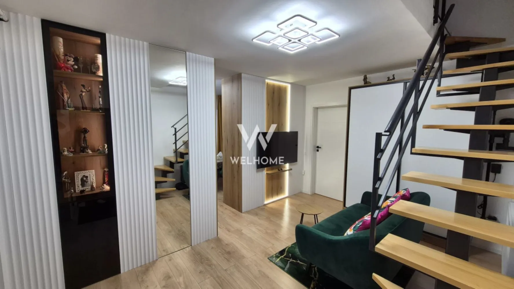 Apartament LA CHEIE,mobilat, 96mp, Sibiu - Apartamentul este situat la etajul 3 intr-un bloc nou constructie premium, cu lift.

Locatie: Calea Cisnadiei, zona Mandra 

Suprafata utila: 96mp (parter 66mp +etaj 30mp)
ATENTIE: Etajul are placa de beton turnata, constructie foarte calitativa 

Compartimentare: hol, 3 dormitoare, living, bucatarie, 3 bai + balcon mare

Se vinde mobilat si utilat conform fotografii, si include: 
- 4 televizoare
- masina de spalat vase
- frigider individual incorporat
- congelator individual incorporat
- plita cu inductie
- hota
- cuptor cu aburi
- cuptor cu microunde incorporat
- espressor de cafea
- purificator de apa
- masina de spalat rufe
- uscator de rufe
- aspirator robot
- aspirator vertical
- gratar electric pe balcon
- aparate de aer conditionat

Include un loc de parcare, contracost se mai pot achizitiona si altele (5000 euro)
Pret: 210000 euro negociabil 
Cash sau credit bancar 
Vizionare: 0752.088.381 Roxana