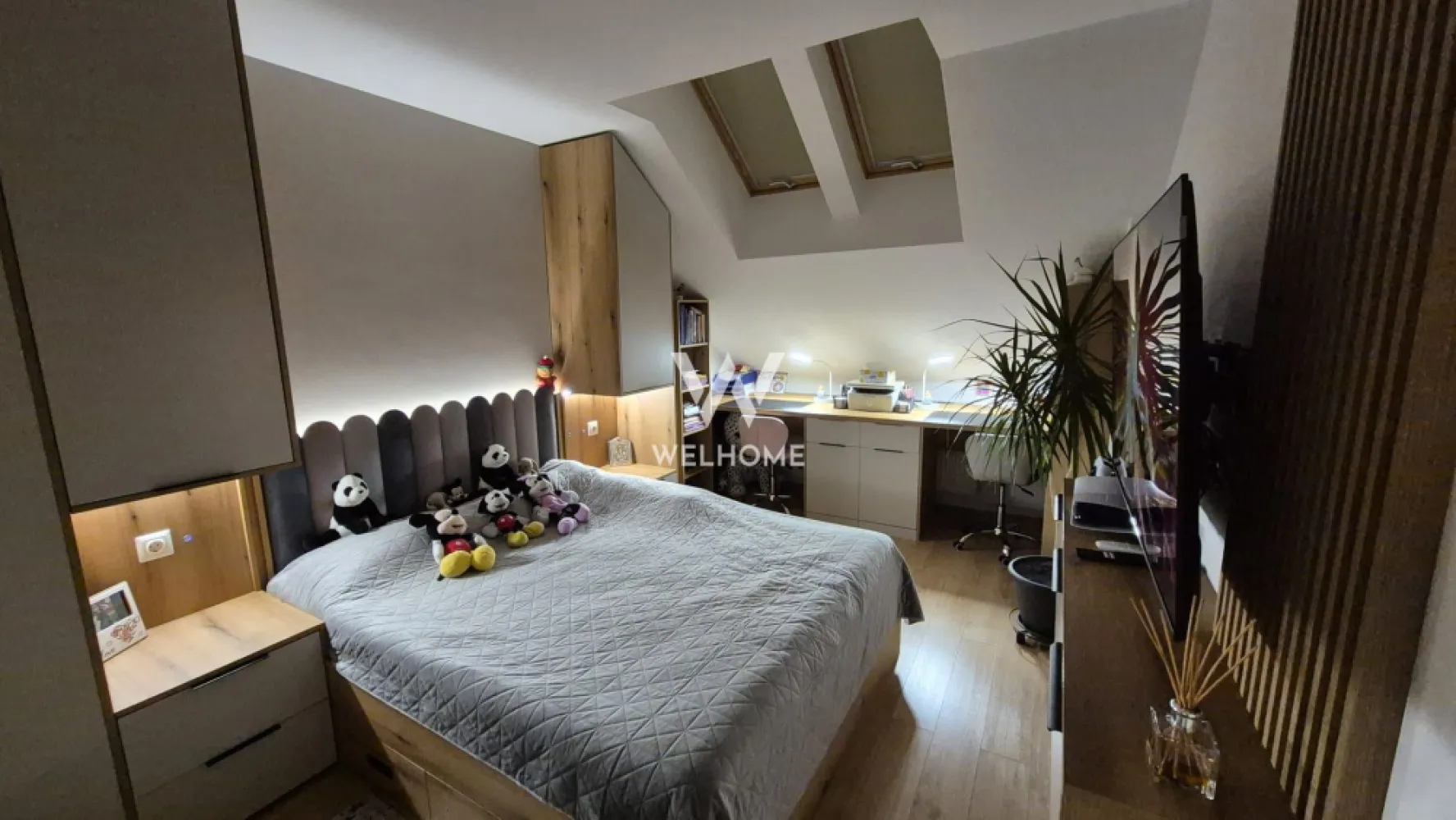 Apartament LA CHEIE,mobilat, 96mp, Sibiu - Apartamentul este situat la etajul 3 intr-un bloc nou constructie premium, cu lift.

Locatie: Calea Cisnadiei, zona Mandra 

Suprafata utila: 96mp (parter 66mp +etaj 30mp)
ATENTIE: Etajul are placa de beton turnata, constructie foarte calitativa 

Compartimentare: hol, 3 dormitoare, living, bucatarie, 3 bai + balcon mare

Se vinde mobilat si utilat conform fotografii, si include: 
- 4 televizoare
- masina de spalat vase
- frigider individual incorporat
- congelator individual incorporat
- plita cu inductie
- hota
- cuptor cu aburi
- cuptor cu microunde incorporat
- espressor de cafea
- purificator de apa
- masina de spalat rufe
- uscator de rufe
- aspirator robot
- aspirator vertical
- gratar electric pe balcon
- aparate de aer conditionat

Include un loc de parcare, contracost se mai pot achizitiona si altele (5000 euro)
Pret: 210000 euro negociabil 
Cash sau credit bancar 
Vizionare: 0752.088.381 Roxana