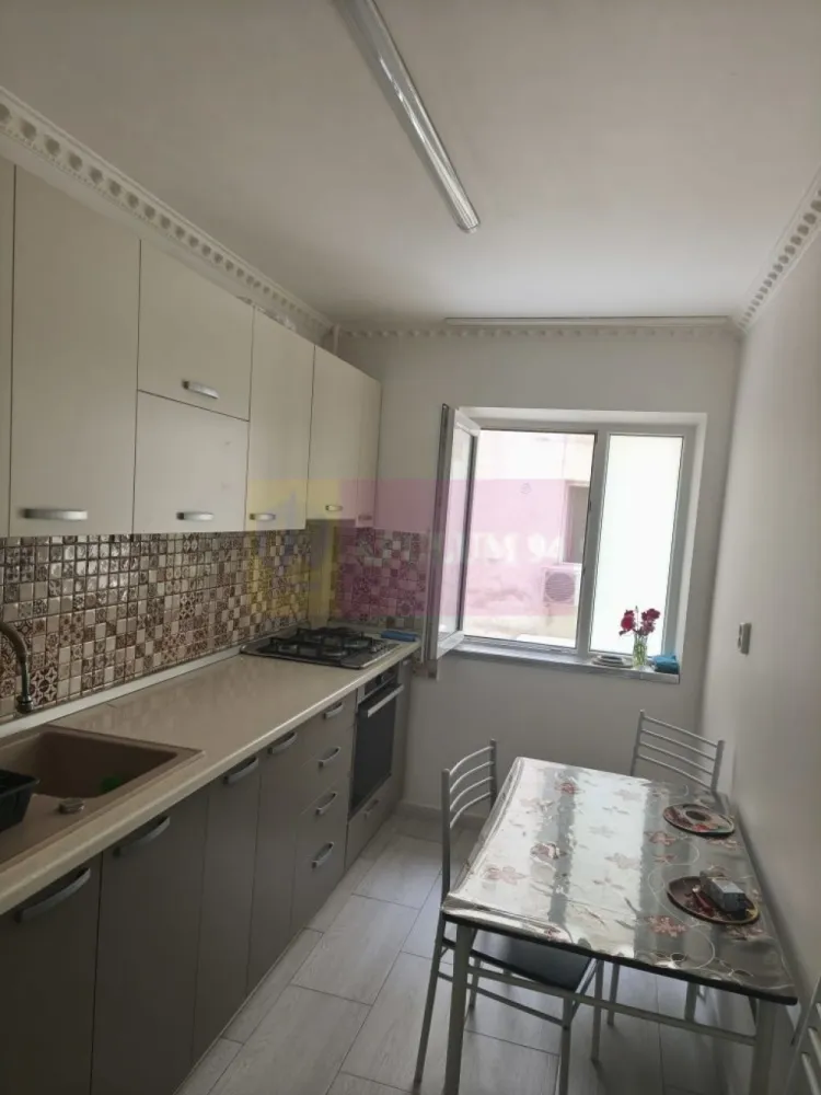 Apartament cu 3 camera Șoseaua Pantelimon - Agentia Imobiliara Apulum 94, va ofera spre vanzare
Apartament cu 3 camere, confort 1 decomandat cu o suprafață de 70.57 mp în Sec 2 pe Șoseaua Pantelimon, 
Blocul este amvelopat, etaj 8/10. 
Apartamentul este renovat, luminos și bine compartiment, ce beneficiază de 2 aer condiționate și semi-mobilat . Apartamentul beneficiază și de o debara ce poate fi transformată cu ușurință într-o baie de serviciu în funcție de nevoile viitorului proprietar.
Vederea apartamentului este libera si pe spatele blocului.
Locație foarte bună si liniștită, cu școli, grădinițe, magazine, hipermarketuri și mijloace de transport la câteva minute distanță. O locuință potrivită pentru cei care caută confort, spațiu și acces rapid la toate facilitățile necesare.