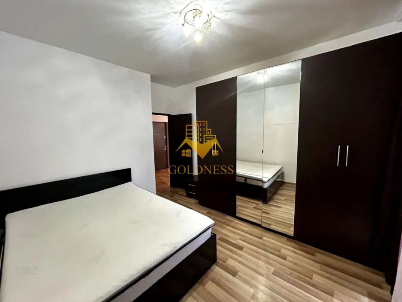 2 camere open space, Parcare, Zona Sub Cetate, Mega Image, Floresti - GOLDNESS Imobiliare vă propune spre închiriere un apartament cu 2 camere complet mobilat și utilat, la etajul 1 într-un imobil de 2 etaje, situat în Floresti.
Dispune de loc de parcare!
Se află în apropierea stațiilor de transport în comun, magazine, restaurante, spații verzi, farmacii, etc. 

Apartamentul este compartimentat astfel:
 - dormitor cu pat matrimonial, dressing, noptiere
 - living cu bucatarie open space complet utilată și mobilată, canapea extensibilă, loc de servit masa, comoda tv
 - baie cu cada, calorifer port prosop și dulap pentru depozitare.
 - terasa de 10 mp.

Imobilul este dotat cu toate cele necesare- centrală proprie, frigider, aragaz, hotă, mașină de spălat haine, etc. 

Dacă sunteți interesați de acest apartament și doriți să îl vizionați, dar și pentru alte oferte nu ezitați să ne contactați telefonic sau prin e-mail. Vă stăm la dispoziție!
Pentru intermediere se percepe un comision de 50% din prețul chiriei!