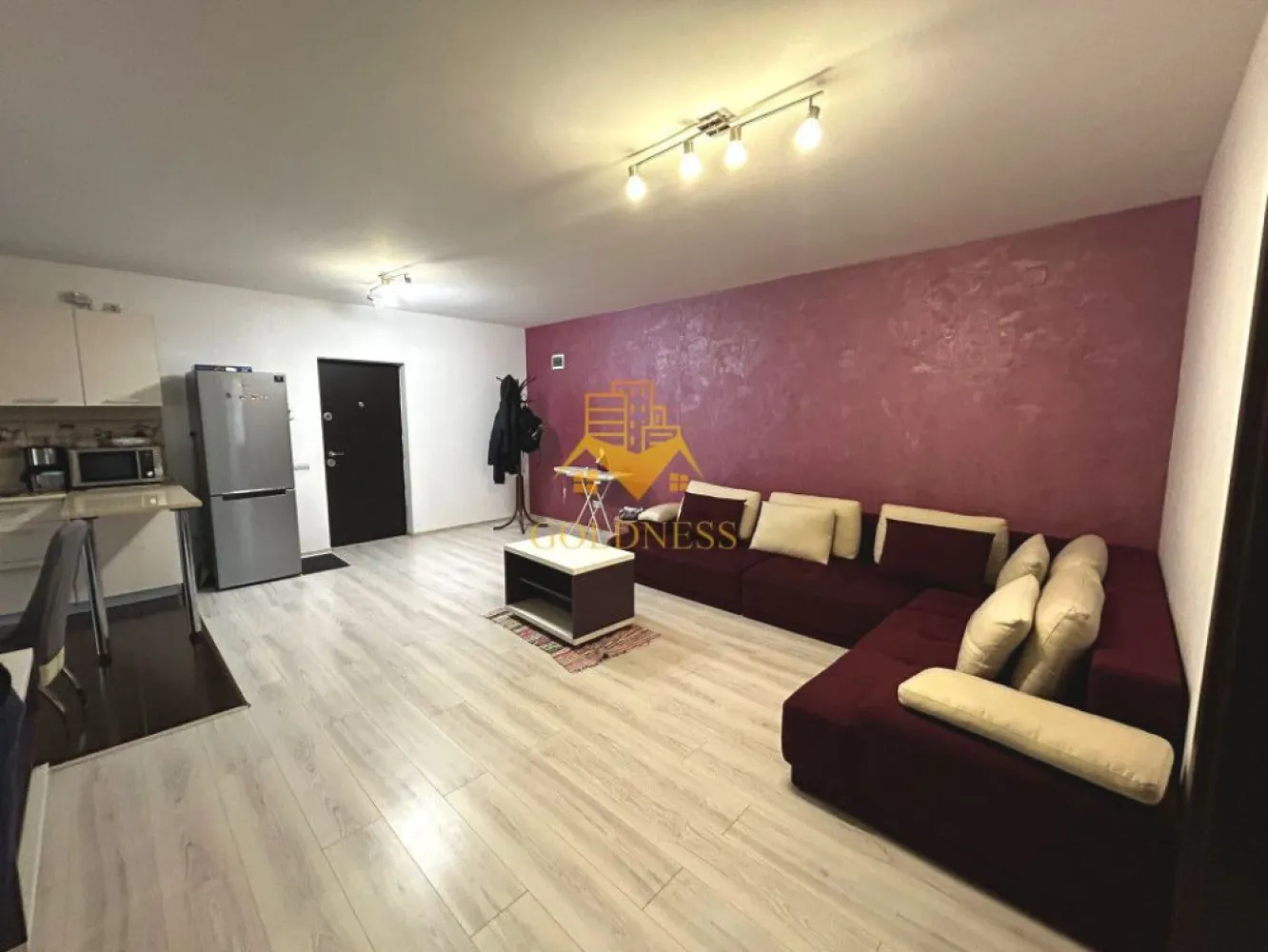3 camere open space, Parcare, Zona Tineretului, Floresti, Profi - GOLDNESS Imobiliare vă propune spre vanzare un apartament cu 3 camere open space complet mobilat și utilat, la etajul 2 într-un imobil de etaje 4, situat in Floresti.
Dispune de loc de parcare!
Se află în apropierea stațiilor de transport în comun, magazine, restaurante, spații verzi, farmacii, etc. 

Apartamentul este compartimentat astfel:
 - dormitor cu pat matrimonial, dressing, noptiere
 - dormitor cu pat matrimonial, dresing, birou
 - living cu bucatarie open space complet utilată și mobilată, canapea extensibilă, loc de servit masa 
 - baie cu cads, calorifer port prosop și dulap pentru depozitare.
 - doua balcoane de 9 mp.

Imobilul este dotat cu toate cele necesare- centrală proprie, frigider, aragaz, hotă, mașină de spălat haine, etc. 

Dacă sunteți interesați de acest apartament și doriți să îl vizionați, dar și pentru alte oferte nu ezitați să ne contactați telefonic sau prin e-mail. Vă stăm la dispoziție!
Pentru intermediere se percepe un comision de 2% din prețul vanzarii!