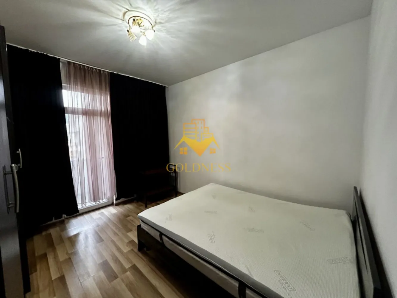 2 camere open space, Parcare, Zona Sub Cetate, Mega Image, Floresti - GOLDNESS Imobiliare vă propune spre închiriere un apartament cu 2 camere complet mobilat și utilat, la etajul 1 într-un imobil de 2 etaje, situat în Floresti.
Dispune de loc de parcare!
Se află în apropierea stațiilor de transport în comun, magazine, restaurante, spații verzi, farmacii, etc. 

Apartamentul este compartimentat astfel:
 - dormitor cu pat matrimonial, dressing, noptiere
 - living cu bucatarie open space complet utilată și mobilată, canapea extensibilă, loc de servit masa, comoda tv
 - baie cu cada, calorifer port prosop și dulap pentru depozitare.
 - terasa de 10 mp.

Imobilul este dotat cu toate cele necesare- centrală proprie, frigider, aragaz, hotă, mașină de spălat haine, etc. 

Dacă sunteți interesați de acest apartament și doriți să îl vizionați, dar și pentru alte oferte nu ezitați să ne contactați telefonic sau prin e-mail. Vă stăm la dispoziție!
Pentru intermediere se percepe un comision de 50% din prețul chiriei!