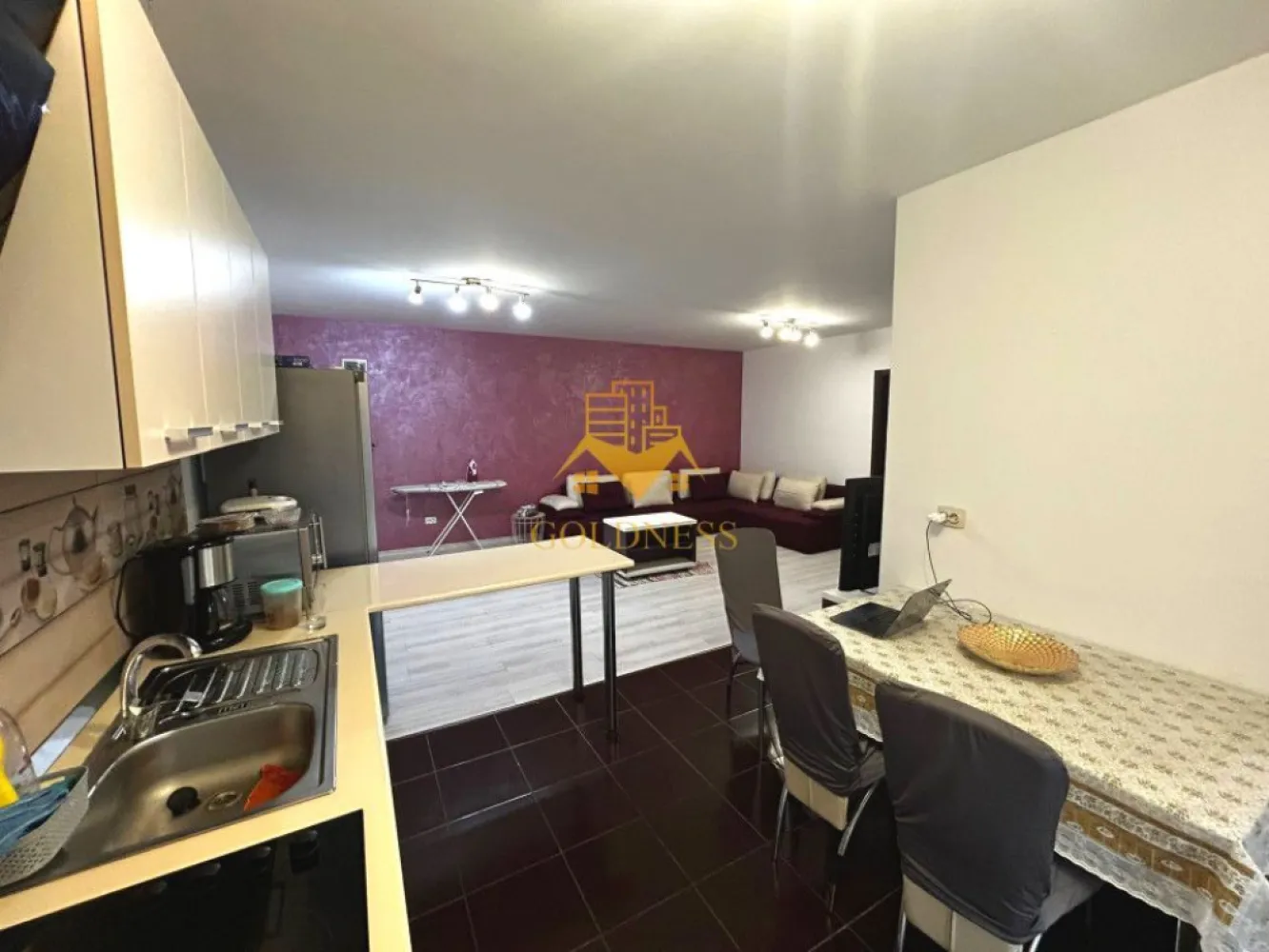 3 camere open space, Parcare, Zona Tineretului, Floresti, Profi - GOLDNESS Imobiliare vă propune spre vanzare un apartament cu 3 camere open space complet mobilat și utilat, la etajul 2 într-un imobil de etaje 4, situat in Floresti.
Dispune de loc de parcare!
Se află în apropierea stațiilor de transport în comun, magazine, restaurante, spații verzi, farmacii, etc. 

Apartamentul este compartimentat astfel:
 - dormitor cu pat matrimonial, dressing, noptiere
 - dormitor cu pat matrimonial, dresing, birou
 - living cu bucatarie open space complet utilată și mobilată, canapea extensibilă, loc de servit masa 
 - baie cu cads, calorifer port prosop și dulap pentru depozitare.
 - doua balcoane de 9 mp.

Imobilul este dotat cu toate cele necesare- centrală proprie, frigider, aragaz, hotă, mașină de spălat haine, etc. 

Dacă sunteți interesați de acest apartament și doriți să îl vizionați, dar și pentru alte oferte nu ezitați să ne contactați telefonic sau prin e-mail. Vă stăm la dispoziție!
Pentru intermediere se percepe un comision de 2% din prețul vanzarii!
