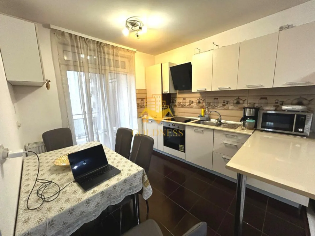3 camere open space, Parcare, Zona Tineretului, Floresti, Profi - GOLDNESS Imobiliare vă propune spre vanzare un apartament cu 3 camere open space complet mobilat și utilat, la etajul 2 într-un imobil de etaje 4, situat in Floresti.
Dispune de loc de parcare!
Se află în apropierea stațiilor de transport în comun, magazine, restaurante, spații verzi, farmacii, etc. 

Apartamentul este compartimentat astfel:
 - dormitor cu pat matrimonial, dressing, noptiere
 - dormitor cu pat matrimonial, dresing, birou
 - living cu bucatarie open space complet utilată și mobilată, canapea extensibilă, loc de servit masa 
 - baie cu cads, calorifer port prosop și dulap pentru depozitare.
 - doua balcoane de 9 mp.

Imobilul este dotat cu toate cele necesare- centrală proprie, frigider, aragaz, hotă, mașină de spălat haine, etc. 

Dacă sunteți interesați de acest apartament și doriți să îl vizionați, dar și pentru alte oferte nu ezitați să ne contactați telefonic sau prin e-mail. Vă stăm la dispoziție!
Pentru intermediere se percepe un comision de 2% din prețul vanzarii!