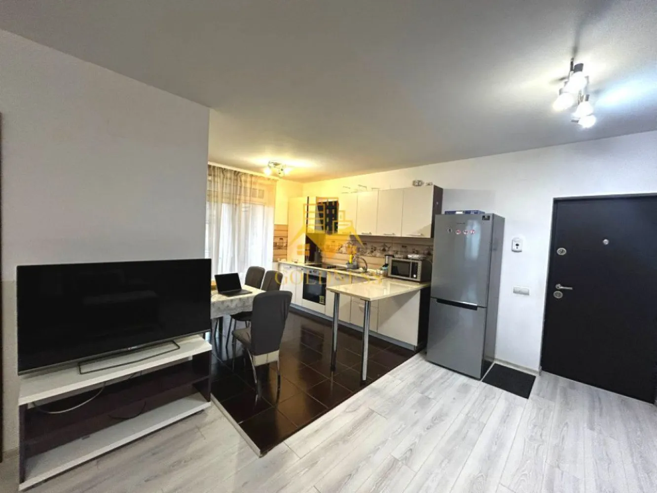 3 camere open space, Parcare, Zona Tineretului, Floresti, Profi - GOLDNESS Imobiliare vă propune spre vanzare un apartament cu 3 camere open space complet mobilat și utilat, la etajul 2 într-un imobil de etaje 4, situat in Floresti.
Dispune de loc de parcare!
Se află în apropierea stațiilor de transport în comun, magazine, restaurante, spații verzi, farmacii, etc. 

Apartamentul este compartimentat astfel:
 - dormitor cu pat matrimonial, dressing, noptiere
 - dormitor cu pat matrimonial, dresing, birou
 - living cu bucatarie open space complet utilată și mobilată, canapea extensibilă, loc de servit masa 
 - baie cu cads, calorifer port prosop și dulap pentru depozitare.
 - doua balcoane de 9 mp.

Imobilul este dotat cu toate cele necesare- centrală proprie, frigider, aragaz, hotă, mașină de spălat haine, etc. 

Dacă sunteți interesați de acest apartament și doriți să îl vizionați, dar și pentru alte oferte nu ezitați să ne contactați telefonic sau prin e-mail. Vă stăm la dispoziție!
Pentru intermediere se percepe un comision de 2% din prețul vanzarii!