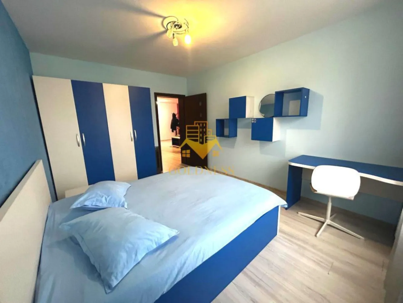 3 camere open space, Parcare, Zona Tineretului, Floresti, Profi - GOLDNESS Imobiliare vă propune spre vanzare un apartament cu 3 camere open space complet mobilat și utilat, la etajul 2 într-un imobil de etaje 4, situat in Floresti.
Dispune de loc de parcare!
Se află în apropierea stațiilor de transport în comun, magazine, restaurante, spații verzi, farmacii, etc. 

Apartamentul este compartimentat astfel:
 - dormitor cu pat matrimonial, dressing, noptiere
 - dormitor cu pat matrimonial, dresing, birou
 - living cu bucatarie open space complet utilată și mobilată, canapea extensibilă, loc de servit masa 
 - baie cu cads, calorifer port prosop și dulap pentru depozitare.
 - doua balcoane de 9 mp.

Imobilul este dotat cu toate cele necesare- centrală proprie, frigider, aragaz, hotă, mașină de spălat haine, etc. 

Dacă sunteți interesați de acest apartament și doriți să îl vizionați, dar și pentru alte oferte nu ezitați să ne contactați telefonic sau prin e-mail. Vă stăm la dispoziție!
Pentru intermediere se percepe un comision de 2% din prețul vanzarii!