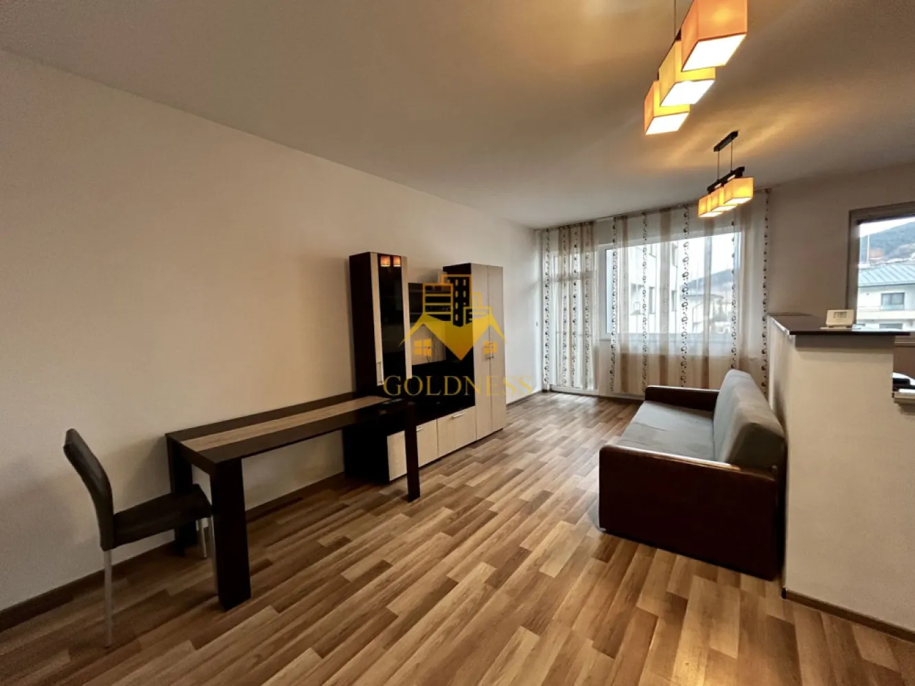 2 camere open space, Parcare, Zona Sub Cetate, Mega Image, Floresti - GOLDNESS Imobiliare vă propune spre închiriere un apartament cu 2 camere complet mobilat și utilat, la etajul 1 într-un imobil de 2 etaje, situat în Floresti.
Dispune de loc de parcare!
Se află în apropierea stațiilor de transport în comun, magazine, restaurante, spații verzi, farmacii, etc. 

Apartamentul este compartimentat astfel:
 - dormitor cu pat matrimonial, dressing, noptiere
 - living cu bucatarie open space complet utilată și mobilată, canapea extensibilă, loc de servit masa, comoda tv
 - baie cu cada, calorifer port prosop și dulap pentru depozitare.
 - terasa de 10 mp.

Imobilul este dotat cu toate cele necesare- centrală proprie, frigider, aragaz, hotă, mașină de spălat haine, etc. 

Dacă sunteți interesați de acest apartament și doriți să îl vizionați, dar și pentru alte oferte nu ezitați să ne contactați telefonic sau prin e-mail. Vă stăm la dispoziție!
Pentru intermediere se percepe un comision de 50% din prețul chiriei!