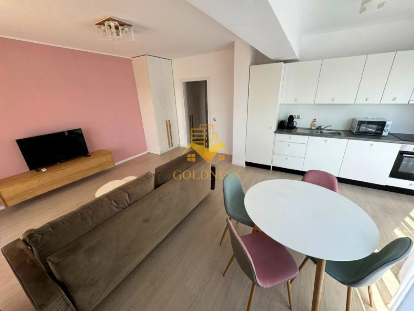 2 camere,parcare, bloc nou, terasa,Manastur, West City, Calea Floresti - GOLDNESS Imobiliare vă propune spre închiriere un apartament cu o camera complet mobilat și utilat, la etajul 1 într-un imobil de 28 etaje, în cartierul Manastur. Apartamentul este compartimentat astfel:
 - living cu bucatarie open-space complet utilată, canapea extensibla, loc de servit masa, pat matrimonial
 - dormitor cu pat matrimonial, spatiu pentru depozitare, noptiere
 - baie cu cabina de dus calorifer port prosop inox și dulap pentru depozitare.
 - terasa de 7 mp.
 
Imobilul este dotat cu toate cele necesare- centrală proprie, mașină de spălat haine, frigider, plită electrică, hotă, etc. 
Se află în apropierea stațiilor de transport în comun, magazine, restaurante, spații verzi, farmacii, etc. 
Se poate inchiria parcare subterana cu 50 euro!

Dacă sunteți interesați de acest apartament și doriți să îl vizionați, dar și pentru alte oferte sau detalii nu ezitați să ne contactați telefonic sau prin e-mail - goldnessimobiliare@gmail.com. Vă stăm la dispoziție!
Pentru intermediere se percepe un comision de 50% din prețul chiriei!