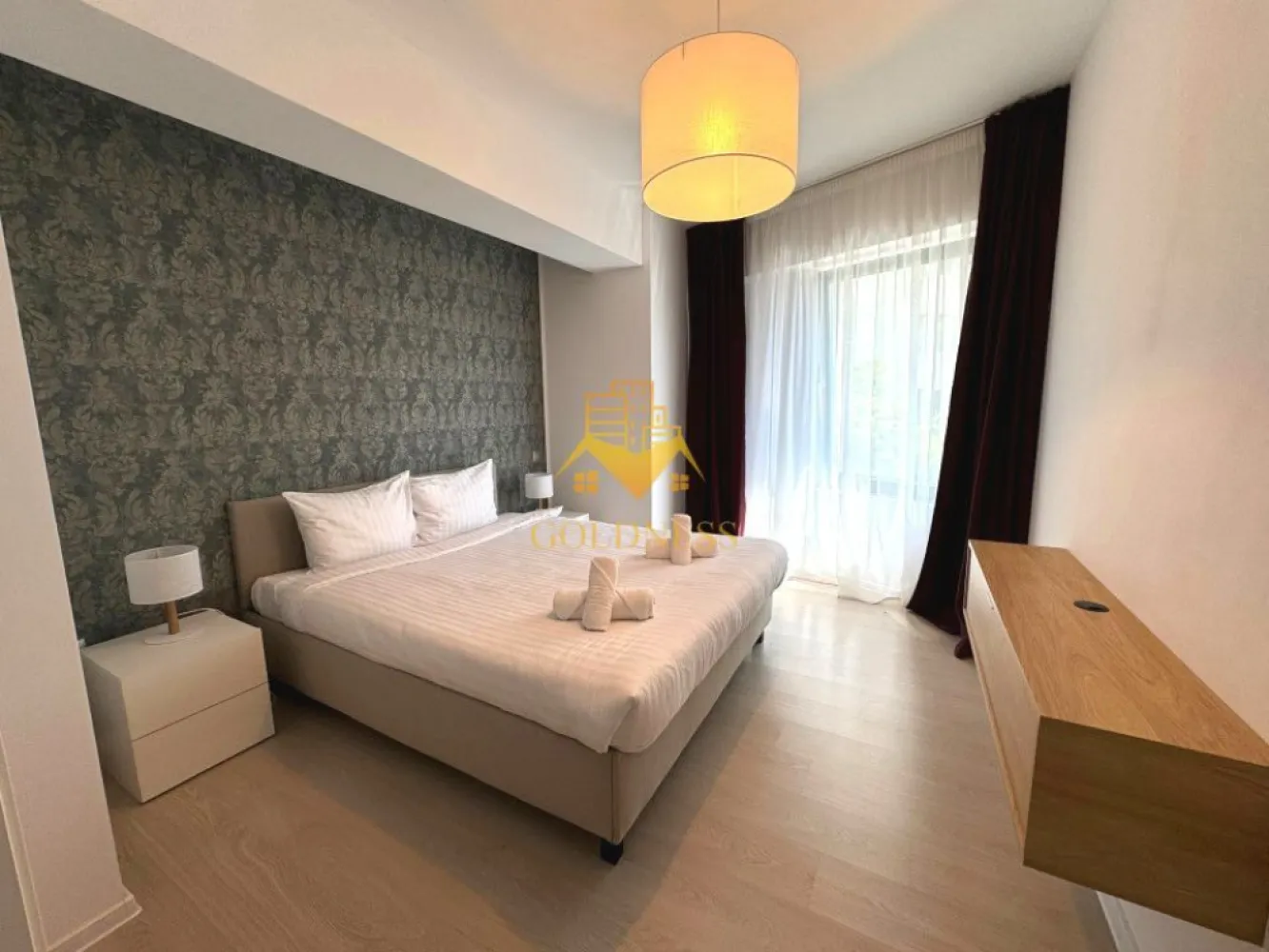 2 camere,parcare, bloc nou, terasa,Manastur, West City, Calea Floresti - GOLDNESS Imobiliare vă propune spre închiriere un apartament cu o camera complet mobilat și utilat, la etajul 1 într-un imobil de 28 etaje, în cartierul Manastur. Apartamentul este compartimentat astfel:
 - living cu bucatarie open-space complet utilată, canapea extensibla, loc de servit masa, pat matrimonial
 - dormitor cu pat matrimonial, spatiu pentru depozitare, noptiere
 - baie cu cabina de dus calorifer port prosop inox și dulap pentru depozitare.
 - terasa de 7 mp.
 
Imobilul este dotat cu toate cele necesare- centrală proprie, mașină de spălat haine, frigider, plită electrică, hotă, etc. 
Se află în apropierea stațiilor de transport în comun, magazine, restaurante, spații verzi, farmacii, etc. 
Se poate inchiria parcare subterana cu 50 euro!

Dacă sunteți interesați de acest apartament și doriți să îl vizionați, dar și pentru alte oferte sau detalii nu ezitați să ne contactați telefonic sau prin e-mail - goldnessimobiliare@gmail.com. Vă stăm la dispoziție!
Pentru intermediere se percepe un comision de 50% din prețul chiriei!