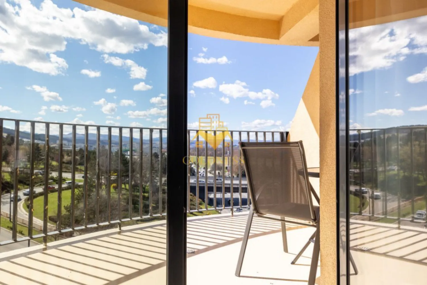2 camere,parcare, bloc nou, terasa,Manastur, West City, Calea Floresti - GOLDNESS Imobiliare vă propune spre închiriere un apartament cu o camera complet mobilat și utilat, la etajul 1 într-un imobil de 28 etaje, în cartierul Manastur. Apartamentul este compartimentat astfel:
 - living cu bucatarie open-space complet utilată, canapea extensibla, loc de servit masa, pat matrimonial
 - dormitor cu pat matrimonial, spatiu pentru depozitare, noptiere
 - baie cu cabina de dus calorifer port prosop inox și dulap pentru depozitare.
 - terasa de 7 mp.
 
Imobilul este dotat cu toate cele necesare- centrală proprie, mașină de spălat haine, frigider, plită electrică, hotă, etc. 
Se află în apropierea stațiilor de transport în comun, magazine, restaurante, spații verzi, farmacii, etc. 
Se poate inchiria parcare subterana cu 50 euro!

Dacă sunteți interesați de acest apartament și doriți să îl vizionați, dar și pentru alte oferte sau detalii nu ezitați să ne contactați telefonic sau prin e-mail - goldnessimobiliare@gmail.com. Vă stăm la dispoziție!
Pentru intermediere se percepe un comision de 50% din prețul chiriei!