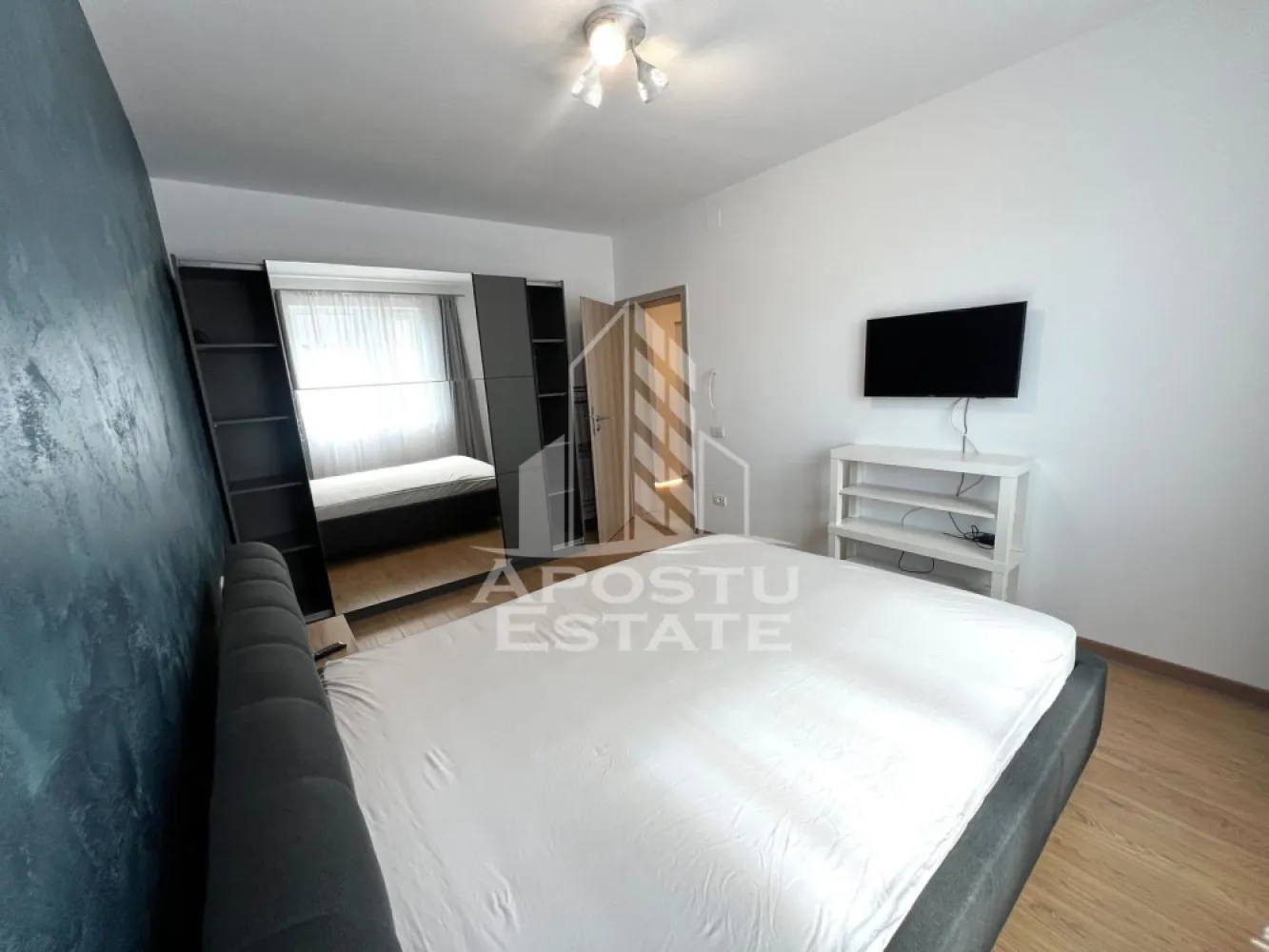 Apartament 2 camere de inchiriat, centrala proprie, Giroc - Agentia imobiliara APOSTU ESTATE va propune spre inchiriere un apartament cu 2 camere, spatios si luminos, situat in Giroc, o zona linistita si bine pozitionata, potrivit pentru cupluri,familii, sau studenti care isi doresc o locuinta unde sa se simta confortabil si cu acces facil catre scoli, statii de autobuz, supermarketuri , magazine de zona, parcuri.

Suprafata utila: 50 mp
Compartimentare eficienta:
-Hol de acces generos
-Bucatarie complet mobilata si utilata, cu loc de luat masa
-Living luminos si spatios
-Dormitor mobilat si utilat
-Baie prevazuta cu cada

Confort si facilitati:
-Incalzirea apartamentului: centrala proprie
-Apartamentul este complet mobilat si utilat
-Se accepta animale de companie de catre proprietar

Localizare:
-Timis, Giroc – acces facil spre magazine, supermarketuri, scoli, parcuri si mijloace de transport in comun.

Ideal pentru:
-Familii
-Cupluri
-Studenti

Disponibilitate: imediata
Pret chirie lunara: 420 euro ( usor negociabil)
Programeaza o vizionare pentru a-ti putea imagina viitorul aici!
ID intern: CP3128080