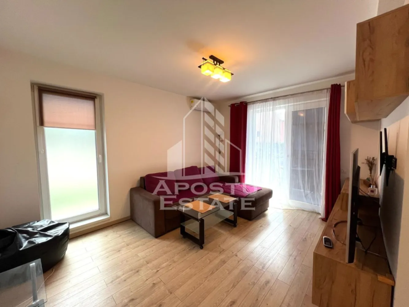 Apartament 2 camere de inchiriat, centrala proprie, Giroc - Agentia imobiliara APOSTU ESTATE va propune spre inchiriere un apartament cu 2 camere, spatios si luminos, situat in Giroc, o zona linistita si bine pozitionata, potrivit pentru cupluri,familii, sau studenti care isi doresc o locuinta unde sa se simta confortabil si cu acces facil catre scoli, statii de autobuz, supermarketuri , magazine de zona, parcuri.

Suprafata utila: 50 mp
Compartimentare eficienta:
-Hol de acces generos
-Bucatarie complet mobilata si utilata, cu loc de luat masa
-Living luminos si spatios
-Dormitor mobilat si utilat
-Baie prevazuta cu cada

Confort si facilitati:
-Incalzirea apartamentului: centrala proprie
-Apartamentul este complet mobilat si utilat
-Se accepta animale de companie de catre proprietar

Localizare:
-Timis, Giroc – acces facil spre magazine, supermarketuri, scoli, parcuri si mijloace de transport in comun.

Ideal pentru:
-Familii
-Cupluri
-Studenti

Disponibilitate: imediata
Pret chirie lunara: 420 euro ( usor negociabil)
Programeaza o vizionare pentru a-ti putea imagina viitorul aici!
ID intern: CP3128080