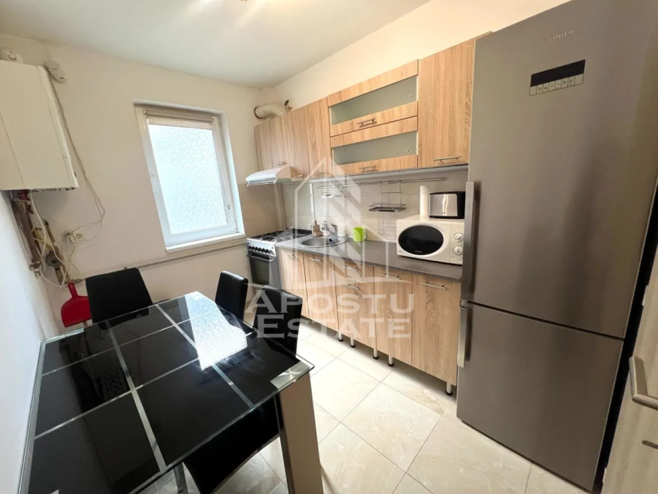 Apartament 2 camere de inchiriat, centrala proprie, Giroc - Agentia imobiliara APOSTU ESTATE va propune spre inchiriere un apartament cu 2 camere, spatios si luminos, situat in Giroc, o zona linistita si bine pozitionata, potrivit pentru cupluri,familii, sau studenti care isi doresc o locuinta unde sa se simta confortabil si cu acces facil catre scoli, statii de autobuz, supermarketuri , magazine de zona, parcuri.

Suprafata utila: 50 mp
Compartimentare eficienta:
-Hol de acces generos
-Bucatarie complet mobilata si utilata, cu loc de luat masa
-Living luminos si spatios
-Dormitor mobilat si utilat
-Baie prevazuta cu cada

Confort si facilitati:
-Incalzirea apartamentului: centrala proprie
-Apartamentul este complet mobilat si utilat
-Se accepta animale de companie de catre proprietar

Localizare:
-Timis, Giroc – acces facil spre magazine, supermarketuri, scoli, parcuri si mijloace de transport in comun.

Ideal pentru:
-Familii
-Cupluri
-Studenti

Disponibilitate: imediata
Pret chirie lunara: 420 euro ( usor negociabil)
Programeaza o vizionare pentru a-ti putea imagina viitorul aici!
ID intern: CP3128080
