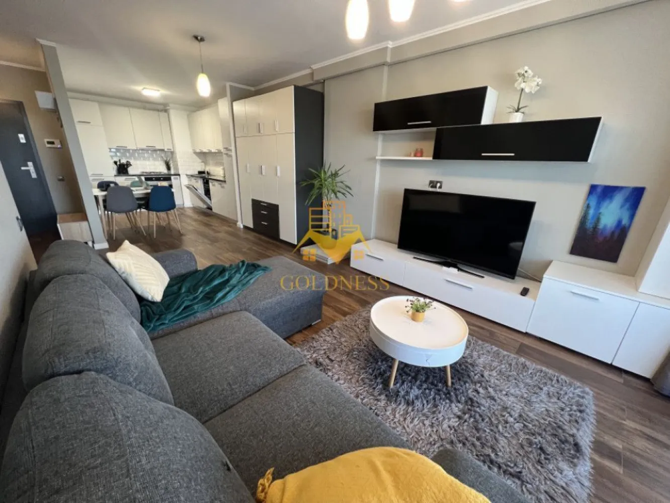 2 camere,modern, AC,parcare,Gheorgheni zona Iulius Mall,Soporului - GOLDNESS Imobiliare vă propune spre închiriere un apartament cu 2 camere complet mobilat și utilat, la etajul 5 într-un imobil de 10 etaje, în cartierul Gheorgheni . Apartamentul este compartimentat astfel:
 - dormitor cu pat matrimonial, dressing, noptiere
 - living cu bucatarie open-space complet utilată, canapea extensibilă, loc de servit masa 
 - baie cu cabina de dus, calorifer port prosop inox și dulap pentru depozitare.
 - terasa de 10 mp.

Imobilul este dotat cu toate cele necesare- centrală proprie, mașină de spălat haine, frigider, plită electrică, hotă, etc. 
Se află în apropierea stațiilor de transport în comun, magazine, restaurante, spații verzi, farmacii, etc. 
Dispune de loc de parcare!

Dacă sunteți interesați de acest apartament și doriți să îl vizionați, dar și pentru alte oferte sau detalii nu ezitați să ne contactați telefonic sau prin e-mail - goldnessimobiliare@gmail.com. Vă stăm la dispoziție!
Pentru intermediere se percepe un comision de 50% din prețul chiriei!