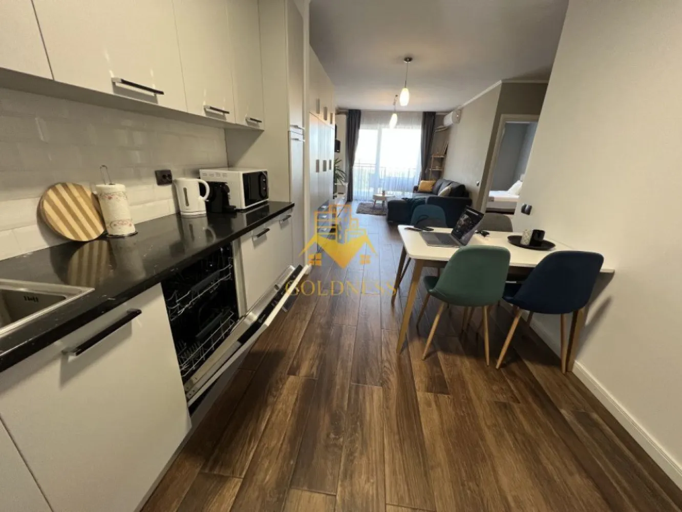 2 camere,modern, AC,parcare,Gheorgheni zona Iulius Mall,Soporului - GOLDNESS Imobiliare vă propune spre închiriere un apartament cu 2 camere complet mobilat și utilat, la etajul 5 într-un imobil de 10 etaje, în cartierul Gheorgheni . Apartamentul este compartimentat astfel:
 - dormitor cu pat matrimonial, dressing, noptiere
 - living cu bucatarie open-space complet utilată, canapea extensibilă, loc de servit masa 
 - baie cu cabina de dus, calorifer port prosop inox și dulap pentru depozitare.
 - terasa de 10 mp.

Imobilul este dotat cu toate cele necesare- centrală proprie, mașină de spălat haine, frigider, plită electrică, hotă, etc. 
Se află în apropierea stațiilor de transport în comun, magazine, restaurante, spații verzi, farmacii, etc. 
Dispune de loc de parcare!

Dacă sunteți interesați de acest apartament și doriți să îl vizionați, dar și pentru alte oferte sau detalii nu ezitați să ne contactați telefonic sau prin e-mail - goldnessimobiliare@gmail.com. Vă stăm la dispoziție!
Pentru intermediere se percepe un comision de 50% din prețul chiriei!