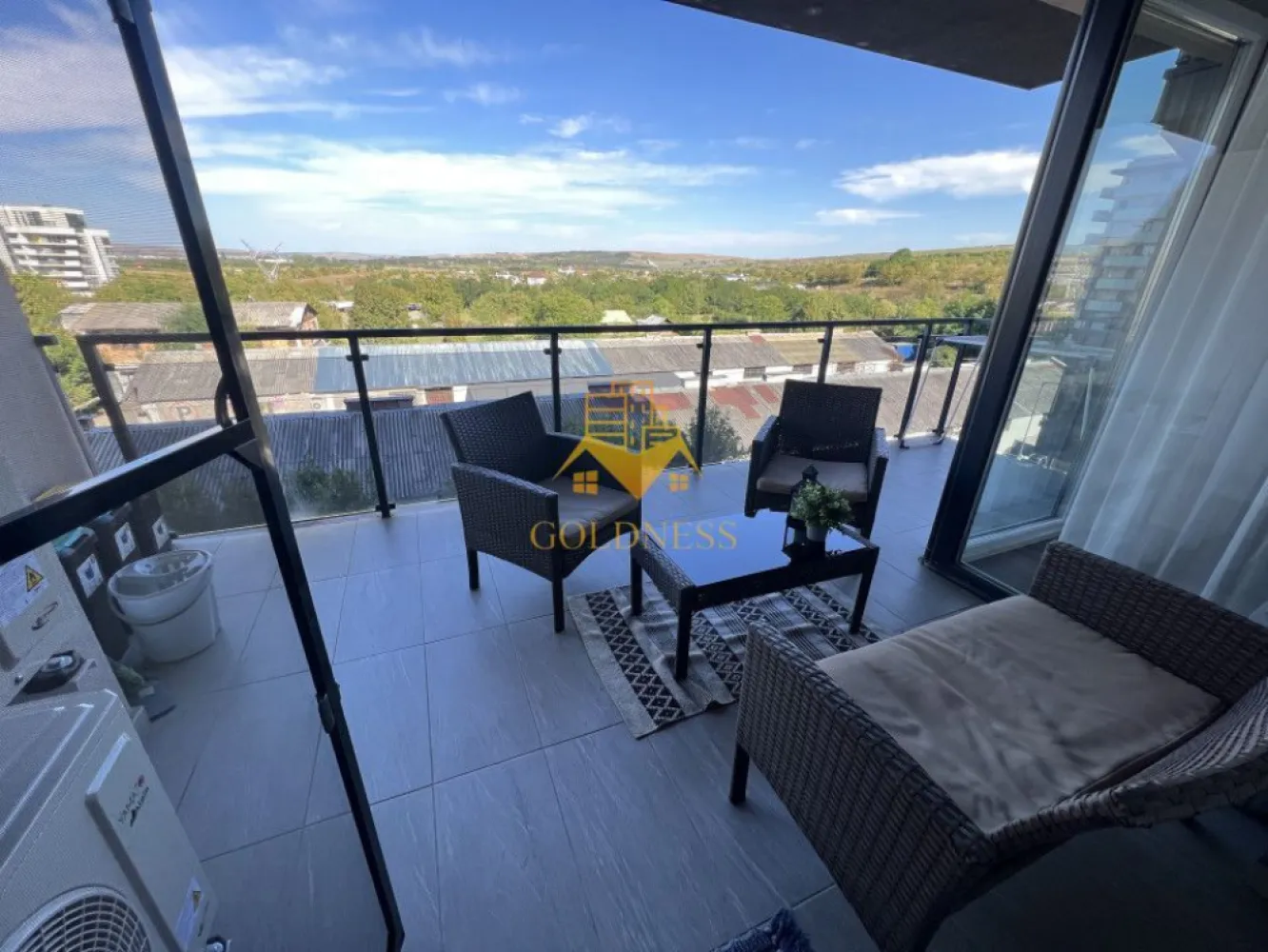 2 camere,modern, AC,parcare,Gheorgheni zona Iulius Mall,Soporului - GOLDNESS Imobiliare vă propune spre închiriere un apartament cu 2 camere complet mobilat și utilat, la etajul 5 într-un imobil de 10 etaje, în cartierul Gheorgheni . Apartamentul este compartimentat astfel:
 - dormitor cu pat matrimonial, dressing, noptiere
 - living cu bucatarie open-space complet utilată, canapea extensibilă, loc de servit masa 
 - baie cu cabina de dus, calorifer port prosop inox și dulap pentru depozitare.
 - terasa de 10 mp.

Imobilul este dotat cu toate cele necesare- centrală proprie, mașină de spălat haine, frigider, plită electrică, hotă, etc. 
Se află în apropierea stațiilor de transport în comun, magazine, restaurante, spații verzi, farmacii, etc. 
Dispune de loc de parcare!

Dacă sunteți interesați de acest apartament și doriți să îl vizionați, dar și pentru alte oferte sau detalii nu ezitați să ne contactați telefonic sau prin e-mail - goldnessimobiliare@gmail.com. Vă stăm la dispoziție!
Pentru intermediere se percepe un comision de 50% din prețul chiriei!