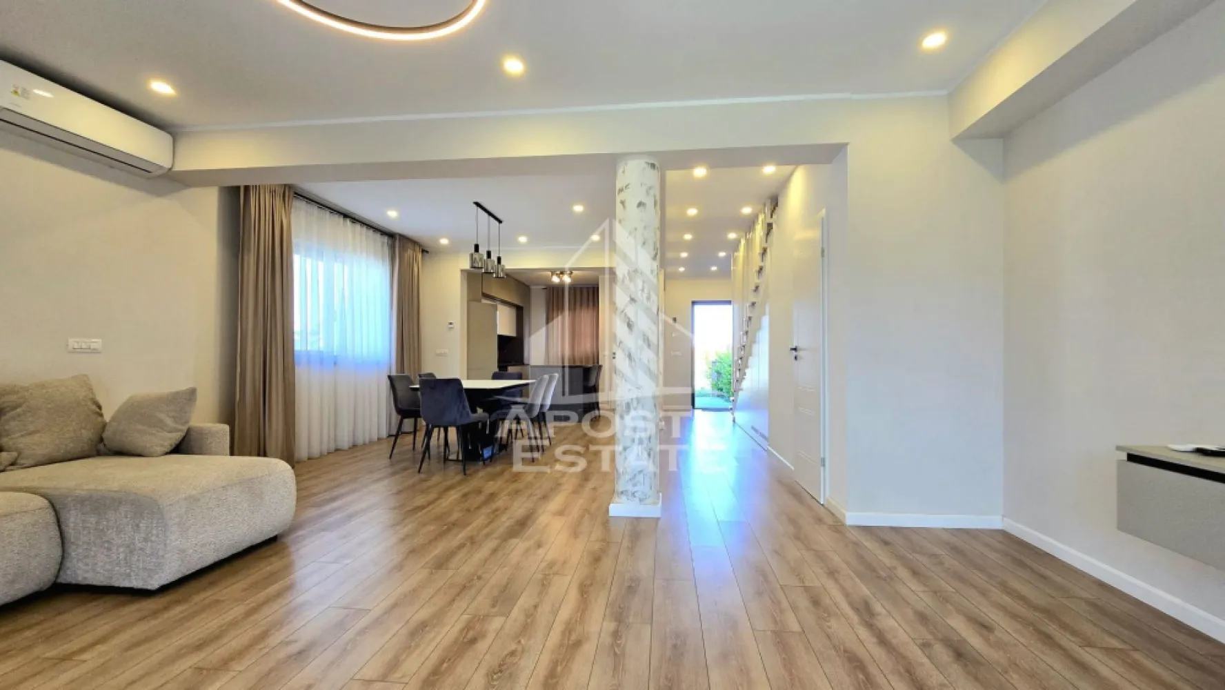 Duplex cu 4 camere, 140 m², in Mosnita Noua - APOSTU ESTATE vă propune spre închiriere o unitate de tip duplex, cu un design modern, amplasată în localitatea Moșnița Nouă.

Detalii oferte:
Chiria lunară este de 750 EUR, incluzând bucătăria și băile mobilate (garanția solicitată: echivalentul a două luni de chirie).
Pentru o chirie lunară de 850 EUR, proprietatea se închiriază complet mobilată (incluzând dormitoarele și zona de living), cu aceeași condiție de garanție.

Compartimentare:
Parter:

Living în concept open-space, integrat cu zona de bucătărie;
O baie.
Etaj:

Trei dormitoare;
Două băi;
Un dressing.
Facilități:

Sistem de încălzire prin pardoseală, alimentat de o centrală termică proprie pe gaz;
Curte privată, având o suprafață de aproximativ 100 m²;
Patru locuri de parcare dedicate;
Garanția standard este echivalentul a două luni de chirie, sau trei luni de chirie în cazul în care se acceptă animale de companie.
Servicii de curățenie pentru interiorul locuinței și pentru curte, prestate de două ori pe lună.
Vă invităm să descoperiți această proprietate. Pentru informații suplimentare sau pentru a programa o vizionare, vă rugăm să ne contactați telefonic sau prin mesaj.
Oferta ID CP1939636