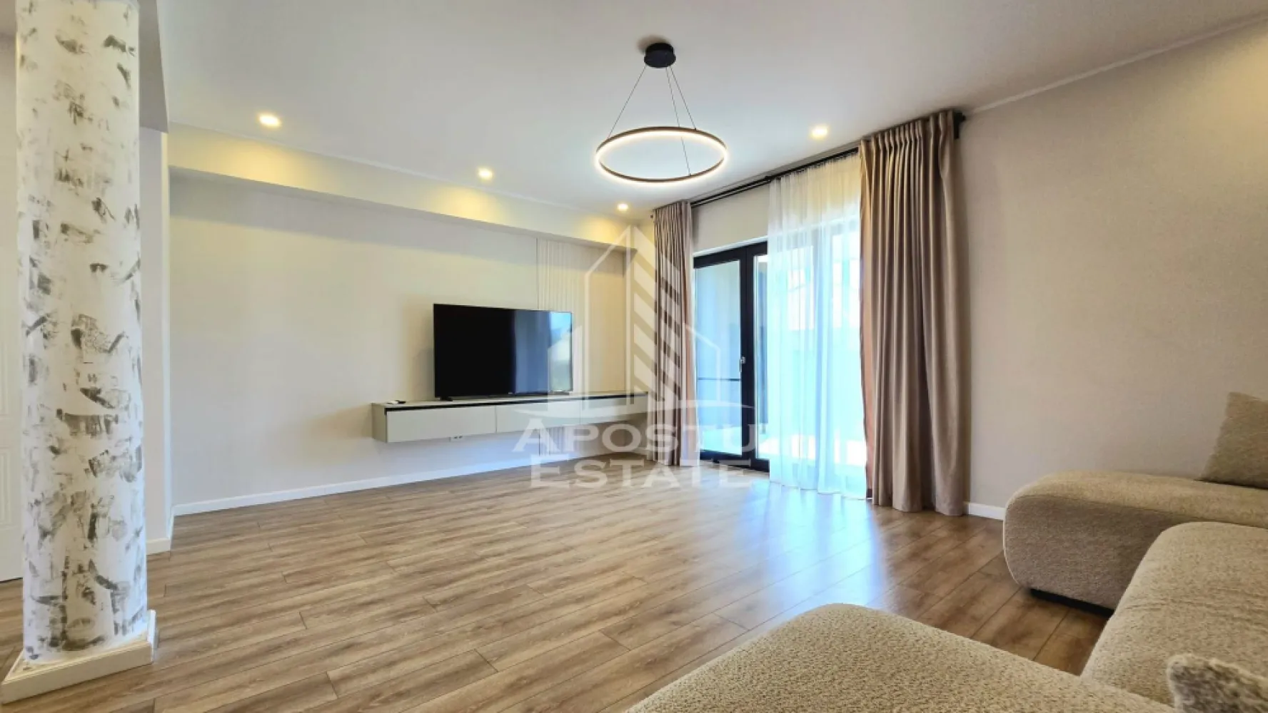 Duplex cu 4 camere, 140 m², in Mosnita Noua - APOSTU ESTATE vă propune spre închiriere o unitate de tip duplex, cu un design modern, amplasată în localitatea Moșnița Nouă.

Detalii oferte:
Chiria lunară este de 750 EUR, incluzând bucătăria și băile mobilate (garanția solicitată: echivalentul a două luni de chirie).
Pentru o chirie lunară de 850 EUR, proprietatea se închiriază complet mobilată (incluzând dormitoarele și zona de living), cu aceeași condiție de garanție.

Compartimentare:
Parter:

Living în concept open-space, integrat cu zona de bucătărie;
O baie.
Etaj:

Trei dormitoare;
Două băi;
Un dressing.
Facilități:

Sistem de încălzire prin pardoseală, alimentat de o centrală termică proprie pe gaz;
Curte privată, având o suprafață de aproximativ 100 m²;
Patru locuri de parcare dedicate;
Garanția standard este echivalentul a două luni de chirie, sau trei luni de chirie în cazul în care se acceptă animale de companie.
Servicii de curățenie pentru interiorul locuinței și pentru curte, prestate de două ori pe lună.
Vă invităm să descoperiți această proprietate. Pentru informații suplimentare sau pentru a programa o vizionare, vă rugăm să ne contactați telefonic sau prin mesaj.
Oferta ID CP1939636