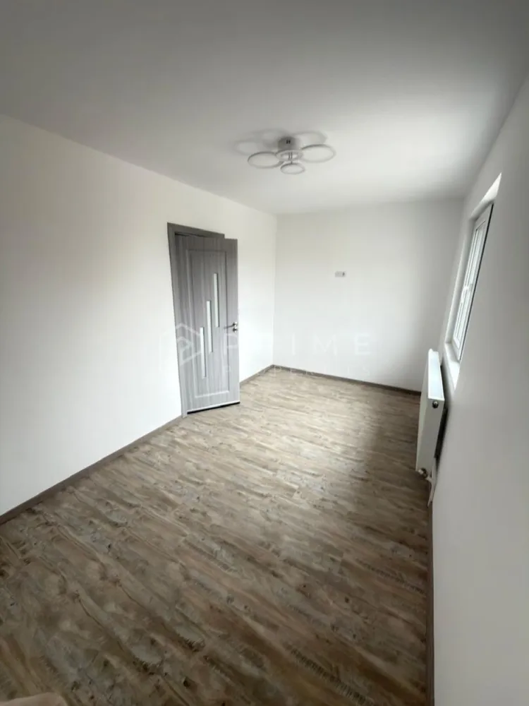 Apartament 3 Camere Complet | Renovat - Cauți o locuință gata de mutat, unde fiecare detaliu a fost tratat cu responsabilitate? Vă propunem spre vânzare un apartament cu 3 camere, confort 2, situat la etajul 3 al unui bloc izolat termic. Această proprietate a fost renovată integral pentru uz personal, nu pentru vânzare, oferind siguranța unei lucrări realizate cu materiale moderne.

De ce să alegi acest apartament:
Renovare Integrală: Instalație electrică nouă, instalații sanitare noi și centrală termică.
Confort & Design: Baie modernă cu duș walk-in, uși interioare și pardoseli noi.
Eficiență: Bloc izolat termic și balcon închis.
Compartimentare: 3 camere organizate practic, ideal pentru o familie sau ca investiție.
Documentație: Există fotografii din toate etapele renovării, atestând calitatea lucrărilor efectuate.
Facilități în zonă:
Poziționare excelentă, cu acces imediat la parcare, grădiniță și supermarket.
Detalii:
Suprafață: 44 mp.
Etaj: 3.
Disponibilitate: Imediată.

Promisiunea Prime Properties: Vă oferim siguranță, transparență și servicii impecabile pe tot parcursul drumului către casa ideală. Dacă această proprietate nu corespunde nevoilor dumneavoastră, lăsați-ne să găsim alternativa potrivită stilului dumneavoastră de viață.

📞 Contactați-ne astăzi pentru detalii și vizionări!