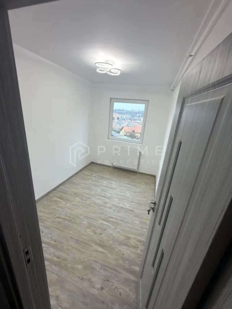 Apartament 3 Camere Complet | Renovat - Cauți o locuință gata de mutat, unde fiecare detaliu a fost tratat cu responsabilitate? Vă propunem spre vânzare un apartament cu 3 camere, confort 2, situat la etajul 3 al unui bloc izolat termic. Această proprietate a fost renovată integral pentru uz personal, nu pentru vânzare, oferind siguranța unei lucrări realizate cu materiale moderne.

De ce să alegi acest apartament:
Renovare Integrală: Instalație electrică nouă, instalații sanitare noi și centrală termică.
Confort & Design: Baie modernă cu duș walk-in, uși interioare și pardoseli noi.
Eficiență: Bloc izolat termic și balcon închis.
Compartimentare: 3 camere organizate practic, ideal pentru o familie sau ca investiție.
Documentație: Există fotografii din toate etapele renovării, atestând calitatea lucrărilor efectuate.
Facilități în zonă:
Poziționare excelentă, cu acces imediat la parcare, grădiniță și supermarket.
Detalii:
Suprafață: 44 mp.
Etaj: 3.
Disponibilitate: Imediată.

Promisiunea Prime Properties: Vă oferim siguranță, transparență și servicii impecabile pe tot parcursul drumului către casa ideală. Dacă această proprietate nu corespunde nevoilor dumneavoastră, lăsați-ne să găsim alternativa potrivită stilului dumneavoastră de viață.

📞 Contactați-ne astăzi pentru detalii și vizionări!