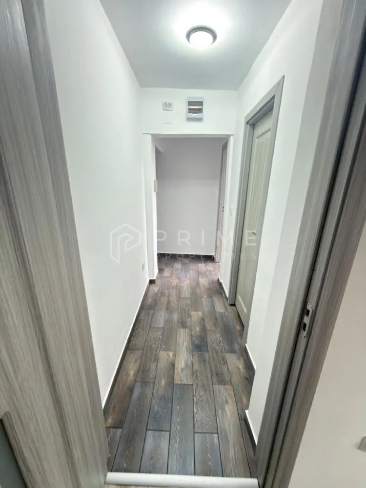 Apartament 3 Camere Complet | Renovat - Cauți o locuință gata de mutat, unde fiecare detaliu a fost tratat cu responsabilitate? Vă propunem spre vânzare un apartament cu 3 camere, confort 2, situat la etajul 3 al unui bloc izolat termic. Această proprietate a fost renovată integral pentru uz personal, nu pentru vânzare, oferind siguranța unei lucrări realizate cu materiale moderne.

De ce să alegi acest apartament:
Renovare Integrală: Instalație electrică nouă, instalații sanitare noi și centrală termică.
Confort & Design: Baie modernă cu duș walk-in, uși interioare și pardoseli noi.
Eficiență: Bloc izolat termic și balcon închis.
Compartimentare: 3 camere organizate practic, ideal pentru o familie sau ca investiție.
Documentație: Există fotografii din toate etapele renovării, atestând calitatea lucrărilor efectuate.
Facilități în zonă:
Poziționare excelentă, cu acces imediat la parcare, grădiniță și supermarket.
Detalii:
Suprafață: 44 mp.
Etaj: 3.
Disponibilitate: Imediată.

Promisiunea Prime Properties: Vă oferim siguranță, transparență și servicii impecabile pe tot parcursul drumului către casa ideală. Dacă această proprietate nu corespunde nevoilor dumneavoastră, lăsați-ne să găsim alternativa potrivită stilului dumneavoastră de viață.

📞 Contactați-ne astăzi pentru detalii și vizionări!