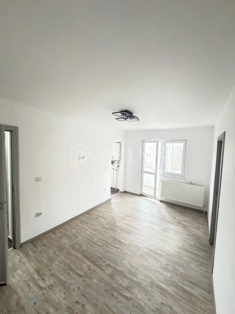 Apartament 3 Camere Complet | Renovat - Cauți o locuință gata de mutat, unde fiecare detaliu a fost tratat cu responsabilitate? Vă propunem spre vânzare un apartament cu 3 camere, confort 2, situat la etajul 3 al unui bloc izolat termic. Această proprietate a fost renovată integral pentru uz personal, nu pentru vânzare, oferind siguranța unei lucrări realizate cu materiale moderne.

De ce să alegi acest apartament:
Renovare Integrală: Instalație electrică nouă, instalații sanitare noi și centrală termică.
Confort & Design: Baie modernă cu duș walk-in, uși interioare și pardoseli noi.
Eficiență: Bloc izolat termic și balcon închis.
Compartimentare: 3 camere organizate practic, ideal pentru o familie sau ca investiție.
Documentație: Există fotografii din toate etapele renovării, atestând calitatea lucrărilor efectuate.
Facilități în zonă:
Poziționare excelentă, cu acces imediat la parcare, grădiniță și supermarket.
Detalii:
Suprafață: 44 mp.
Etaj: 3.
Disponibilitate: Imediată.

Promisiunea Prime Properties: Vă oferim siguranță, transparență și servicii impecabile pe tot parcursul drumului către casa ideală. Dacă această proprietate nu corespunde nevoilor dumneavoastră, lăsați-ne să găsim alternativa potrivită stilului dumneavoastră de viață.

📞 Contactați-ne astăzi pentru detalii și vizionări!