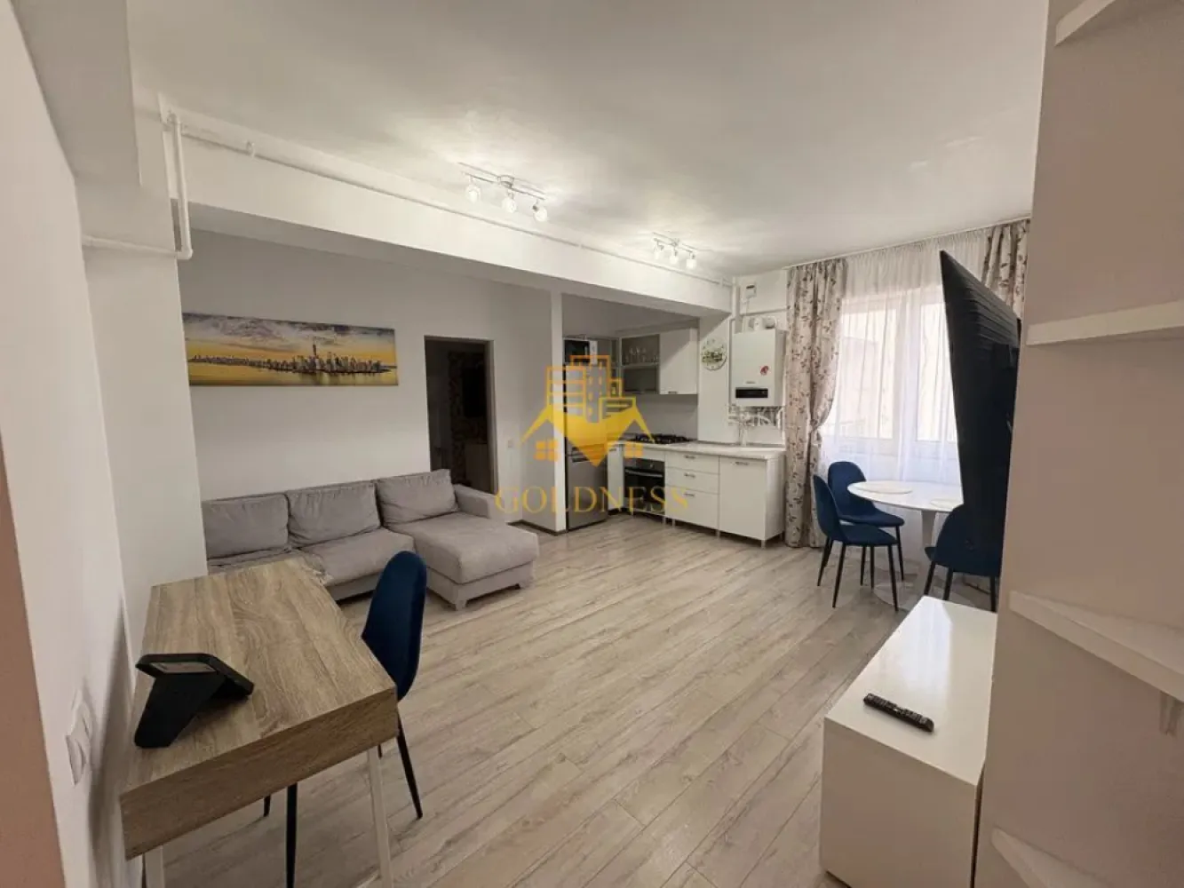 2 camere, modern, bloc nou, Studium Green, Intre Lacuri zona Iulius - GOLDNESS Imobiliare vă propune spre închiriere un apartament cu 2 camere complet mobilat și utilat, la etajul 2 într-un imobil de 3 etaje, în Cartierul Intre Lacuri.
Se poate inchiria garaj cu 50e !
Se află în apropierea stațiilor de transport în comun, magazine, restaurante, spații verzi, farmacii, etc. 

Apartamentul este compartimentat astfel:
 - dormitor cu pat matrimonial, dressing, noptiere
 - living cu bucatarie open space complet utilată și mobilată, canapea extensibilă, loc de servit masa 
 - baie cu cada, calorifer port prosop și dulap pentru depozitare.

Imobilul este dotat cu toate cele necesare- centrală proprie, frigider, aragaz, hotă, mașină de spălat haine, etc. 

Dacă sunteți interesați de acest apartament și doriți să îl vizionați, dar și pentru alte oferte nu ezitați să ne contactați telefonic sau prin e-mail. Vă stăm la dispoziție!
Pentru intermediere se percepe un comision de 50% din prețul chiriei!