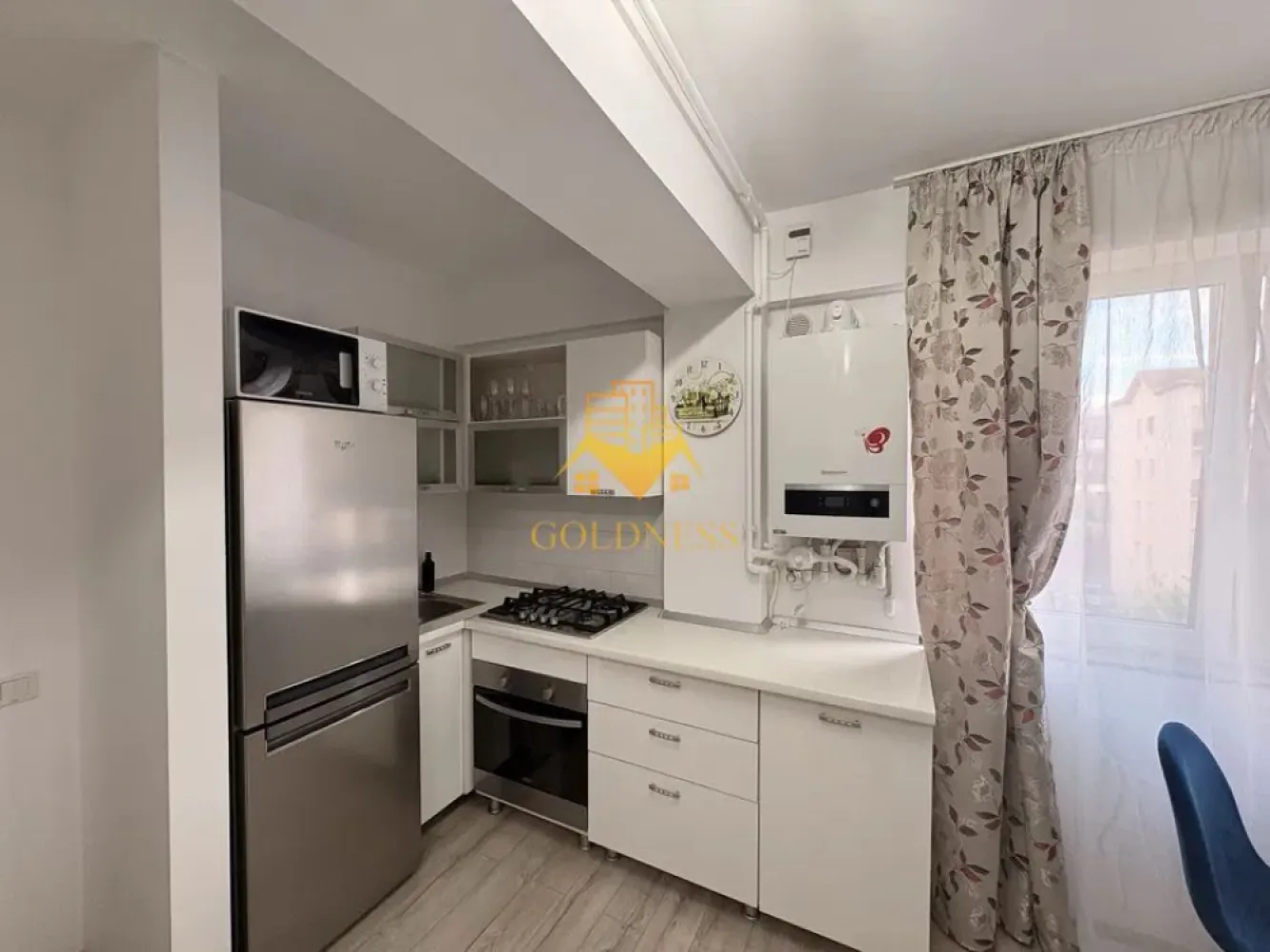 2 camere, modern, bloc nou, Studium Green, Intre Lacuri zona Iulius - GOLDNESS Imobiliare vă propune spre închiriere un apartament cu 2 camere complet mobilat și utilat, la etajul 2 într-un imobil de 3 etaje, în Cartierul Intre Lacuri.
Se poate inchiria garaj cu 50e !
Se află în apropierea stațiilor de transport în comun, magazine, restaurante, spații verzi, farmacii, etc. 

Apartamentul este compartimentat astfel:
 - dormitor cu pat matrimonial, dressing, noptiere
 - living cu bucatarie open space complet utilată și mobilată, canapea extensibilă, loc de servit masa 
 - baie cu cada, calorifer port prosop și dulap pentru depozitare.

Imobilul este dotat cu toate cele necesare- centrală proprie, frigider, aragaz, hotă, mașină de spălat haine, etc. 

Dacă sunteți interesați de acest apartament și doriți să îl vizionați, dar și pentru alte oferte nu ezitați să ne contactați telefonic sau prin e-mail. Vă stăm la dispoziție!
Pentru intermediere se percepe un comision de 50% din prețul chiriei!