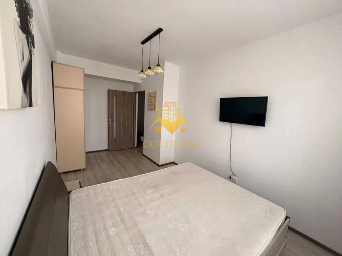 2 camere, modern, bloc nou, Studium Green, Intre Lacuri zona Iulius - GOLDNESS Imobiliare vă propune spre închiriere un apartament cu 2 camere complet mobilat și utilat, la etajul 2 într-un imobil de 3 etaje, în Cartierul Intre Lacuri.
Se poate inchiria garaj cu 50e !
Se află în apropierea stațiilor de transport în comun, magazine, restaurante, spații verzi, farmacii, etc. 

Apartamentul este compartimentat astfel:
 - dormitor cu pat matrimonial, dressing, noptiere
 - living cu bucatarie open space complet utilată și mobilată, canapea extensibilă, loc de servit masa 
 - baie cu cada, calorifer port prosop și dulap pentru depozitare.

Imobilul este dotat cu toate cele necesare- centrală proprie, frigider, aragaz, hotă, mașină de spălat haine, etc. 

Dacă sunteți interesați de acest apartament și doriți să îl vizionați, dar și pentru alte oferte nu ezitați să ne contactați telefonic sau prin e-mail. Vă stăm la dispoziție!
Pentru intermediere se percepe un comision de 50% din prețul chiriei!
