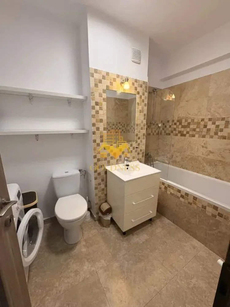 2 camere, modern, bloc nou, Studium Green, Intre Lacuri zona Iulius - GOLDNESS Imobiliare vă propune spre închiriere un apartament cu 2 camere complet mobilat și utilat, la etajul 2 într-un imobil de 3 etaje, în Cartierul Intre Lacuri.
Se poate inchiria garaj cu 50e !
Se află în apropierea stațiilor de transport în comun, magazine, restaurante, spații verzi, farmacii, etc. 

Apartamentul este compartimentat astfel:
 - dormitor cu pat matrimonial, dressing, noptiere
 - living cu bucatarie open space complet utilată și mobilată, canapea extensibilă, loc de servit masa 
 - baie cu cada, calorifer port prosop și dulap pentru depozitare.

Imobilul este dotat cu toate cele necesare- centrală proprie, frigider, aragaz, hotă, mașină de spălat haine, etc. 

Dacă sunteți interesați de acest apartament și doriți să îl vizionați, dar și pentru alte oferte nu ezitați să ne contactați telefonic sau prin e-mail. Vă stăm la dispoziție!
Pentru intermediere se percepe un comision de 50% din prețul chiriei!