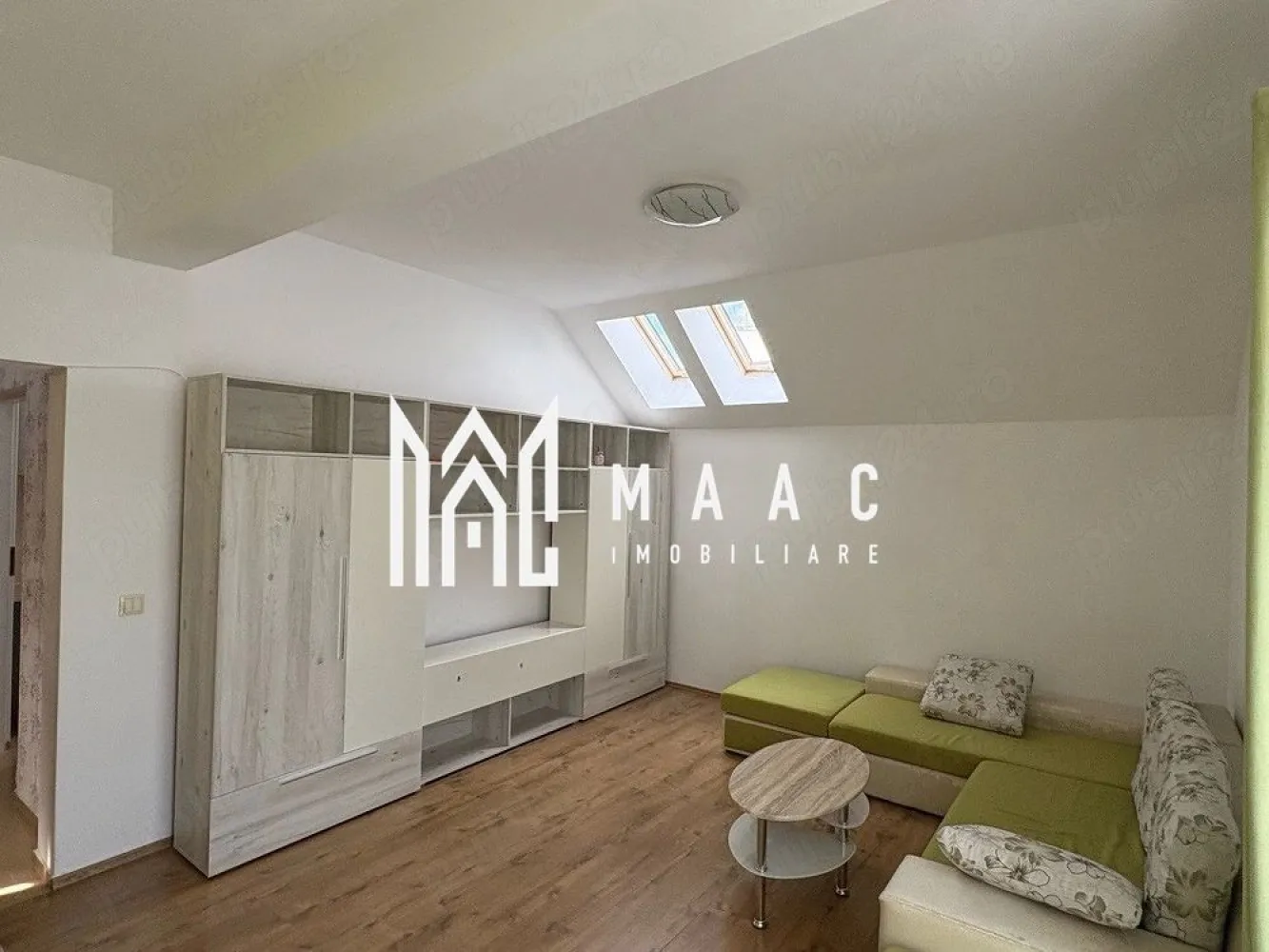 Apartament 2 camere | 54 mp | Alma Turnisor - MAAC Imobiliare vă propune spre inchiriere un apartament cu 2 camere, complet decomandat, situat la mansarda înaltă a unui imobil construit din proiect cu acest nivel, fără compromisuri privind spațiul util.

Locuința dispune de o suprafață utilă de 54 mp, calculată exclusiv pentru spațiul interior locuibil, fără balcoane sau alte dependințe incluse artificial în suprafață.

Compartimentarea este eficientă și funcțională, accesul realizându-se dintr-un hol generos către toate încăperile. Apartamentul beneficiază de bucătărie separată, două camere luminoase, baie și spații bine organizate.

Poziționarea la mansarda înaltă oferă un confort sporit, porțiunile teșite începând de la o înălțime considerabilă, astfel încât nu afectează suprafața utilă sau funcționalitatea încăperilor.

Un avantaj important îl reprezintă faptul că toate încăperile, inclusiv bucătăria și baia, beneficiază de lumină naturală și ventilație directă, prin intermediul ferestrelor.

Apartamentul se vinde mobilat și utilat, fiind dotat cu:

centrală termică proprie;
frigider;
aragaz;
cuptor cu microunde;
mașină de spălat rufe.

Pentru mai multe detalii și vizionări, precizati telefonic ca ati vazut anuntul cu ID: CP3129818