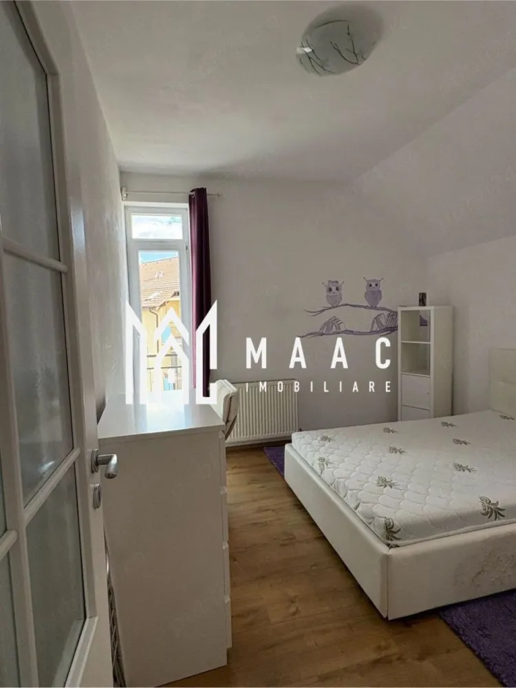 Apartament 2 camere | 54 mp | Alma Turnisor - MAAC Imobiliare vă propune spre inchiriere un apartament cu 2 camere, complet decomandat, situat la mansarda înaltă a unui imobil construit din proiect cu acest nivel, fără compromisuri privind spațiul util.

Locuința dispune de o suprafață utilă de 54 mp, calculată exclusiv pentru spațiul interior locuibil, fără balcoane sau alte dependințe incluse artificial în suprafață.

Compartimentarea este eficientă și funcțională, accesul realizându-se dintr-un hol generos către toate încăperile. Apartamentul beneficiază de bucătărie separată, două camere luminoase, baie și spații bine organizate.

Poziționarea la mansarda înaltă oferă un confort sporit, porțiunile teșite începând de la o înălțime considerabilă, astfel încât nu afectează suprafața utilă sau funcționalitatea încăperilor.

Un avantaj important îl reprezintă faptul că toate încăperile, inclusiv bucătăria și baia, beneficiază de lumină naturală și ventilație directă, prin intermediul ferestrelor.

Apartamentul se vinde mobilat și utilat, fiind dotat cu:

centrală termică proprie;
frigider;
aragaz;
cuptor cu microunde;
mașină de spălat rufe.

Pentru mai multe detalii și vizionări, precizati telefonic ca ati vazut anuntul cu ID: CP3129818