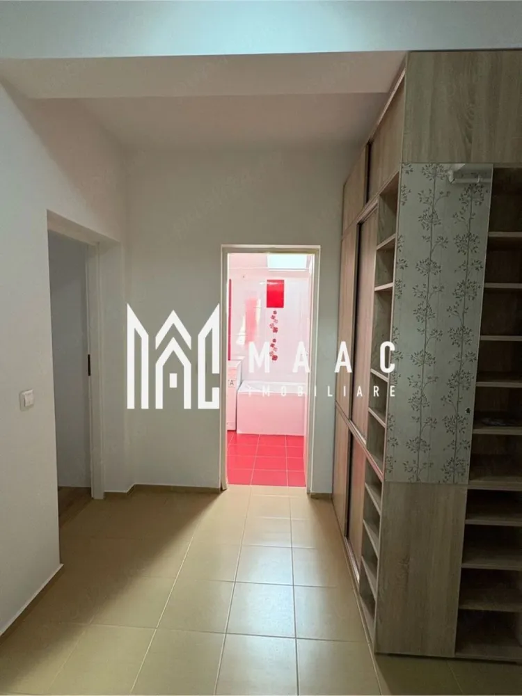 Apartament 2 camere | 54 mp | Alma Turnisor - MAAC Imobiliare vă propune spre inchiriere un apartament cu 2 camere, complet decomandat, situat la mansarda înaltă a unui imobil construit din proiect cu acest nivel, fără compromisuri privind spațiul util.

Locuința dispune de o suprafață utilă de 54 mp, calculată exclusiv pentru spațiul interior locuibil, fără balcoane sau alte dependințe incluse artificial în suprafață.

Compartimentarea este eficientă și funcțională, accesul realizându-se dintr-un hol generos către toate încăperile. Apartamentul beneficiază de bucătărie separată, două camere luminoase, baie și spații bine organizate.

Poziționarea la mansarda înaltă oferă un confort sporit, porțiunile teșite începând de la o înălțime considerabilă, astfel încât nu afectează suprafața utilă sau funcționalitatea încăperilor.

Un avantaj important îl reprezintă faptul că toate încăperile, inclusiv bucătăria și baia, beneficiază de lumină naturală și ventilație directă, prin intermediul ferestrelor.

Apartamentul se vinde mobilat și utilat, fiind dotat cu:

centrală termică proprie;
frigider;
aragaz;
cuptor cu microunde;
mașină de spălat rufe.

Pentru mai multe detalii și vizionări, precizati telefonic ca ati vazut anuntul cu ID: CP3129818