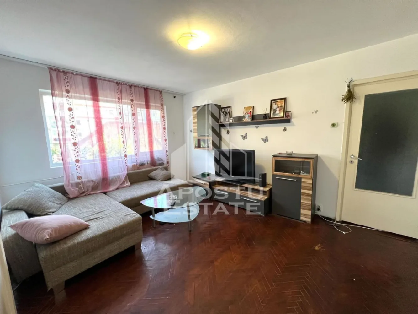 Apartament 2 camere de inchiriat, petfriendly, Sagului - Agentia imobiliara APOSTU ESTATE va propune spre inchiriere un apartament cu 2 camere, spatios si luminos, situat in zona Sagului, o zona linistita si bine pozitionata din Timisoara, potrivit pentru cupluri,familii, sau studenti care isi doresc o locuinta unde sa se simta confortabil si cu acces facil catre scoli, statii de autobuz, supermarketuri , magazine de zona, parcuri.

Suprafata utila: 40 mp
Compartimentare eficienta:
-Hol de acces generos
-Bucatarie complet mobilata si utilata, cu loc de luat masa
-Living luminos si spatios
-Dormitor mobilat si utilat
-Baie prevazuta cu cada

Confort si facilitati:
-Incalzirea apartamentului: colterm
-Apartamentul este complet mobilat si utilat
-Se accepta animale de companie de catre proprietar

Localizare:
-Timis,Timisoara, zona Sagului – acces facil spre magazine, supermarketuri, scoli, parcuri si mijloace de transport in comun.

Ideal pentru:
-Familii
-Cupluri
-Studenti

Disponibilitate: imediata
Pret chirie lunara: 250 euro 
Programeaza o vizionare pentru a-ti putea imagina viitorul aici!
ID intern: CP3128316