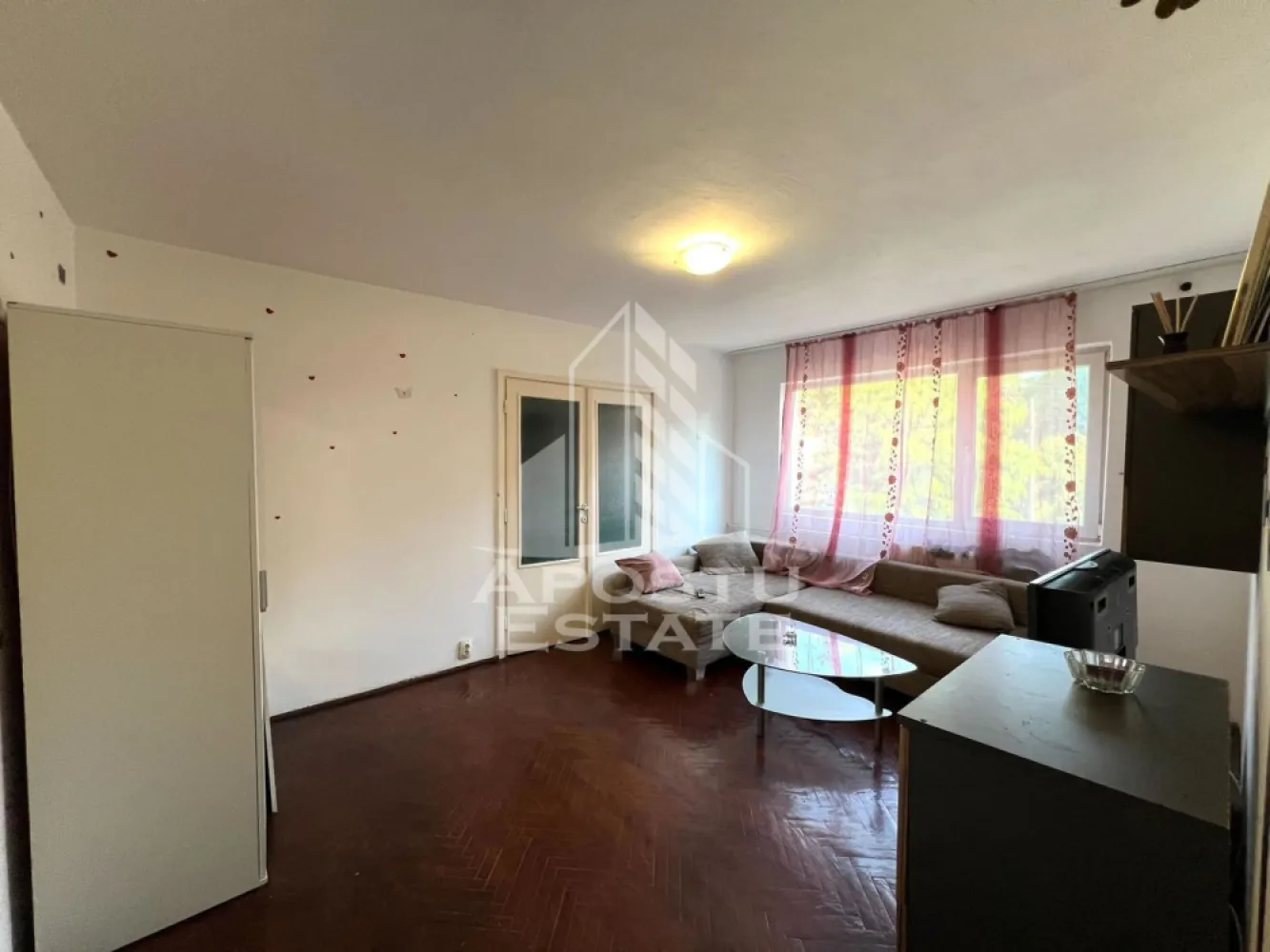 Apartament 2 camere de inchiriat, petfriendly, Sagului - Agentia imobiliara APOSTU ESTATE va propune spre inchiriere un apartament cu 2 camere, spatios si luminos, situat in zona Sagului, o zona linistita si bine pozitionata din Timisoara, potrivit pentru cupluri,familii, sau studenti care isi doresc o locuinta unde sa se simta confortabil si cu acces facil catre scoli, statii de autobuz, supermarketuri , magazine de zona, parcuri.

Suprafata utila: 40 mp
Compartimentare eficienta:
-Hol de acces generos
-Bucatarie complet mobilata si utilata, cu loc de luat masa
-Living luminos si spatios
-Dormitor mobilat si utilat
-Baie prevazuta cu cada

Confort si facilitati:
-Incalzirea apartamentului: colterm
-Apartamentul este complet mobilat si utilat
-Se accepta animale de companie de catre proprietar

Localizare:
-Timis,Timisoara, zona Sagului – acces facil spre magazine, supermarketuri, scoli, parcuri si mijloace de transport in comun.

Ideal pentru:
-Familii
-Cupluri
-Studenti

Disponibilitate: imediata
Pret chirie lunara: 250 euro 
Programeaza o vizionare pentru a-ti putea imagina viitorul aici!
ID intern: CP3128316