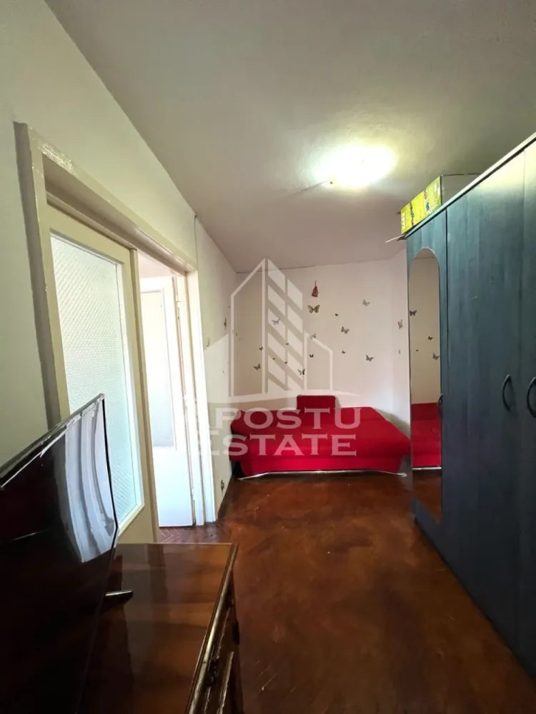 Apartament 2 camere de inchiriat, petfriendly, Sagului - Agentia imobiliara APOSTU ESTATE va propune spre inchiriere un apartament cu 2 camere, spatios si luminos, situat in zona Sagului, o zona linistita si bine pozitionata din Timisoara, potrivit pentru cupluri,familii, sau studenti care isi doresc o locuinta unde sa se simta confortabil si cu acces facil catre scoli, statii de autobuz, supermarketuri , magazine de zona, parcuri.

Suprafata utila: 40 mp
Compartimentare eficienta:
-Hol de acces generos
-Bucatarie complet mobilata si utilata, cu loc de luat masa
-Living luminos si spatios
-Dormitor mobilat si utilat
-Baie prevazuta cu cada

Confort si facilitati:
-Incalzirea apartamentului: colterm
-Apartamentul este complet mobilat si utilat
-Se accepta animale de companie de catre proprietar

Localizare:
-Timis,Timisoara, zona Sagului – acces facil spre magazine, supermarketuri, scoli, parcuri si mijloace de transport in comun.

Ideal pentru:
-Familii
-Cupluri
-Studenti

Disponibilitate: imediata
Pret chirie lunara: 250 euro 
Programeaza o vizionare pentru a-ti putea imagina viitorul aici!
ID intern: CP3128316