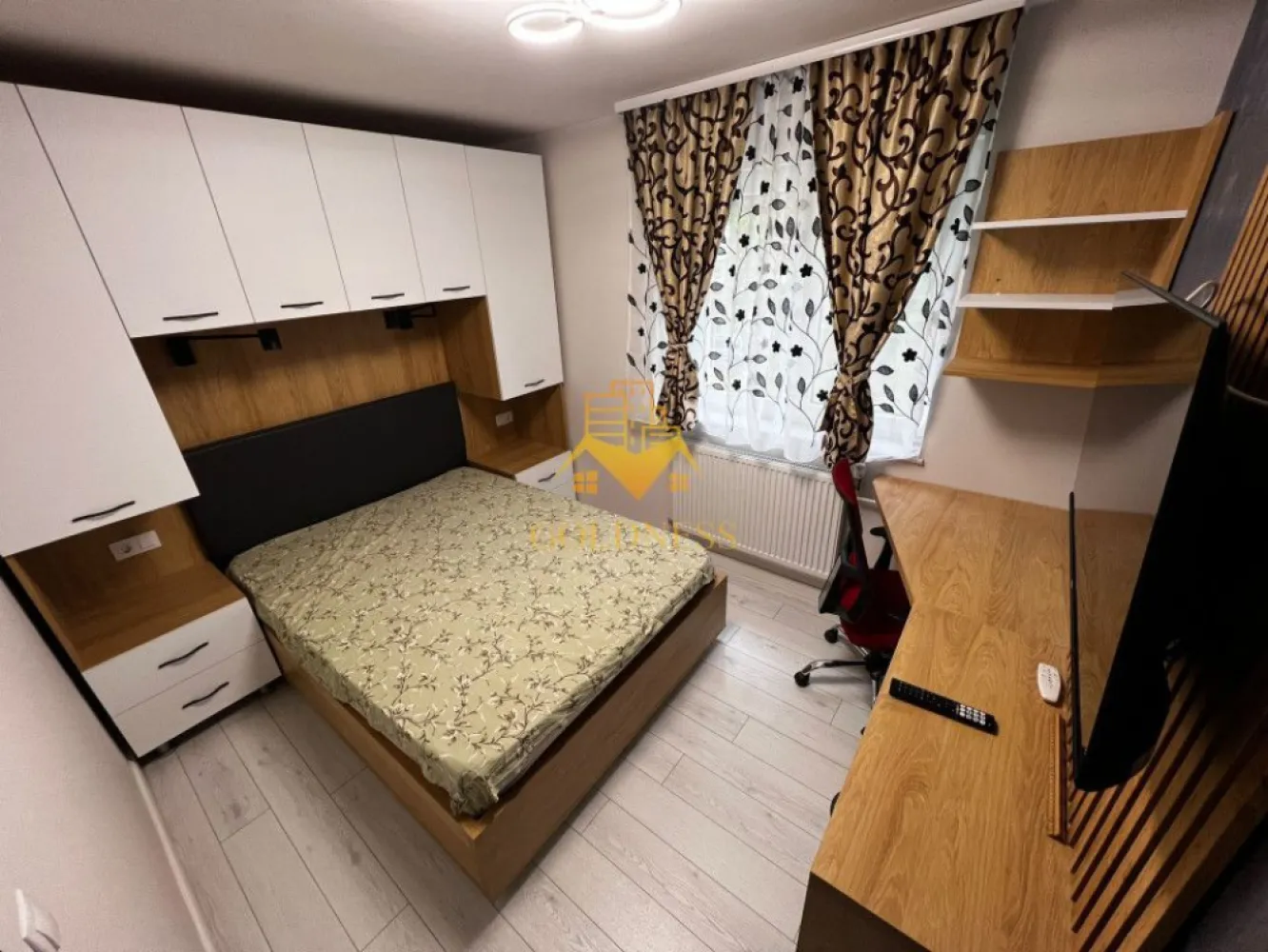 2 camere, modern, Manastur, zona MC Donalds, Toskana, BIG - GOLDNESS Imobiliare vă propune spre închiriere un apartament cu 2 camere complet mobilat și utilat, la etajul 1 într-un imobil de 4 etaje, în cartierul Manastur. Apartamentul este compartimentat astfel:
 - dormitor cu pat matrimonial, spatiu pentru depozitare, noptiere, birou
 - living cu bucatarie open-space complet utilată, canapea extensibla, loc de servit masa 
 - baie cu cabina de dus, calorifer port prosop inox și dulap pentru depozitare.

Imobilul este dotat cu toate cele necesare- centrală proprie, mașină de spălat haine, frigider, plită electrică, hotă, TV, etc. 
Se află în apropierea stațiilor de transport în comun, magazine, restaurante, spații verzi, farmacii, etc. 
Posibilitate de parcare in zona !

Dacă sunteți interesați de acest apartament și doriți să îl vizionați, dar și pentru alte oferte sau detalii nu ezitați să ne contactați telefonic sau prin e-mail - goldnessimobiliare@gmail.com. Vă stăm la dispoziție!