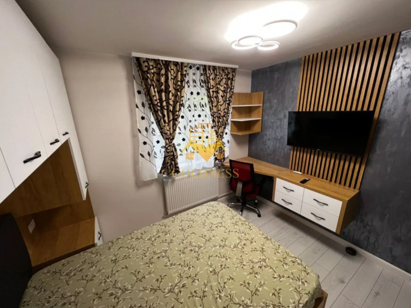 2 camere, modern, Manastur, zona MC Donalds, Toskana, BIG - GOLDNESS Imobiliare vă propune spre închiriere un apartament cu 2 camere complet mobilat și utilat, la etajul 1 într-un imobil de 4 etaje, în cartierul Manastur. Apartamentul este compartimentat astfel:
 - dormitor cu pat matrimonial, spatiu pentru depozitare, noptiere, birou
 - living cu bucatarie open-space complet utilată, canapea extensibla, loc de servit masa 
 - baie cu cabina de dus, calorifer port prosop inox și dulap pentru depozitare.

Imobilul este dotat cu toate cele necesare- centrală proprie, mașină de spălat haine, frigider, plită electrică, hotă, TV, etc. 
Se află în apropierea stațiilor de transport în comun, magazine, restaurante, spații verzi, farmacii, etc. 
Posibilitate de parcare in zona !

Dacă sunteți interesați de acest apartament și doriți să îl vizionați, dar și pentru alte oferte sau detalii nu ezitați să ne contactați telefonic sau prin e-mail - goldnessimobiliare@gmail.com. Vă stăm la dispoziție!