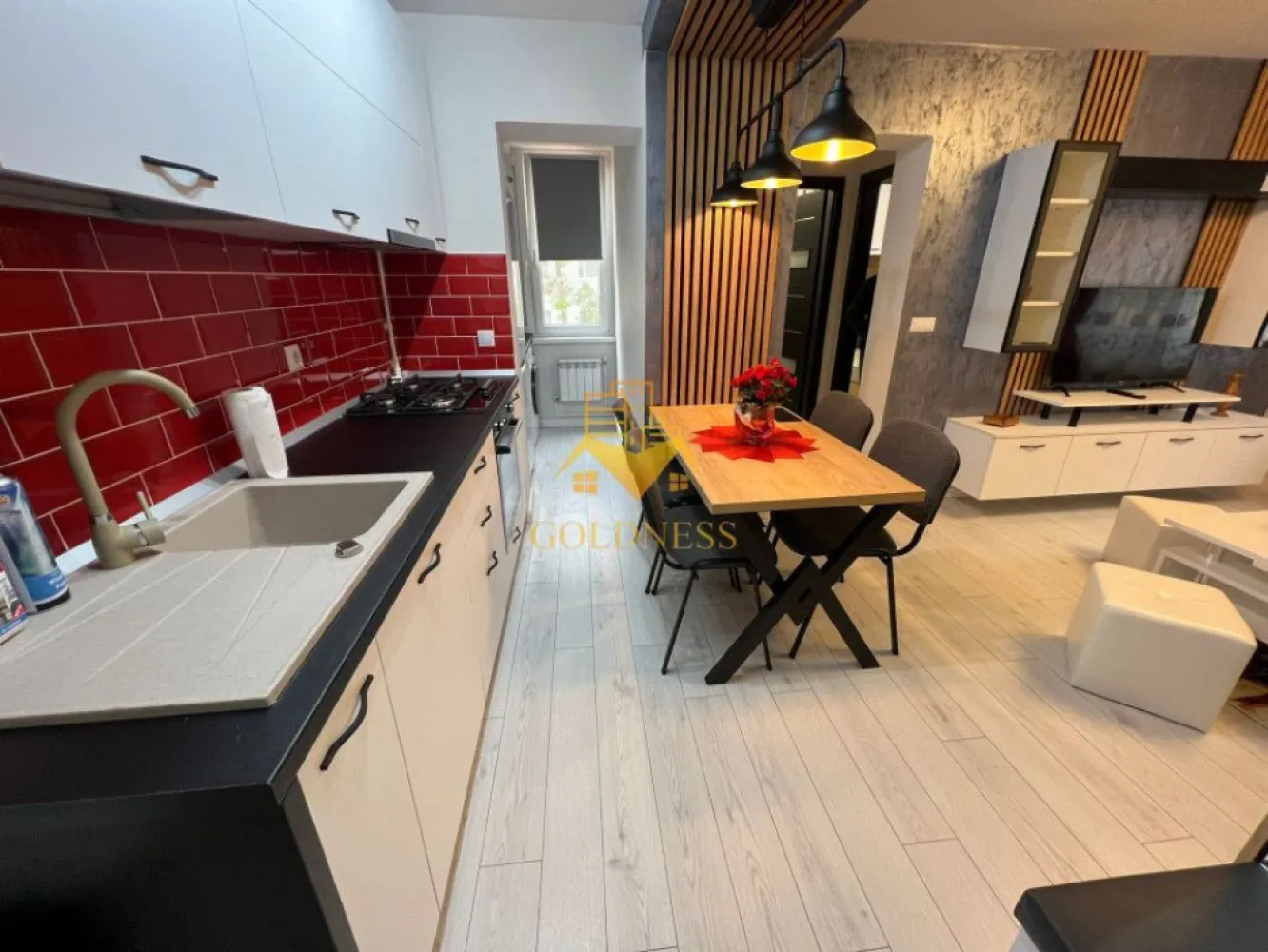 2 camere, modern, Manastur, zona MC Donalds, Toskana, BIG - GOLDNESS Imobiliare vă propune spre închiriere un apartament cu 2 camere complet mobilat și utilat, la etajul 1 într-un imobil de 4 etaje, în cartierul Manastur. Apartamentul este compartimentat astfel:
 - dormitor cu pat matrimonial, spatiu pentru depozitare, noptiere, birou
 - living cu bucatarie open-space complet utilată, canapea extensibla, loc de servit masa 
 - baie cu cabina de dus, calorifer port prosop inox și dulap pentru depozitare.

Imobilul este dotat cu toate cele necesare- centrală proprie, mașină de spălat haine, frigider, plită electrică, hotă, TV, etc. 
Se află în apropierea stațiilor de transport în comun, magazine, restaurante, spații verzi, farmacii, etc. 
Posibilitate de parcare in zona !

Dacă sunteți interesați de acest apartament și doriți să îl vizionați, dar și pentru alte oferte sau detalii nu ezitați să ne contactați telefonic sau prin e-mail - goldnessimobiliare@gmail.com. Vă stăm la dispoziție!