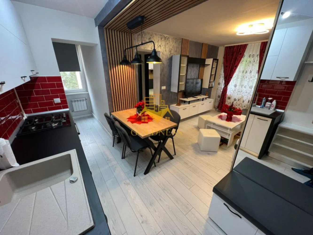 2 camere, modern, Manastur, zona MC Donalds, Toskana, BIG - GOLDNESS Imobiliare vă propune spre închiriere un apartament cu 2 camere complet mobilat și utilat, la etajul 1 într-un imobil de 4 etaje, în cartierul Manastur. Apartamentul este compartimentat astfel:
 - dormitor cu pat matrimonial, spatiu pentru depozitare, noptiere, birou
 - living cu bucatarie open-space complet utilată, canapea extensibla, loc de servit masa 
 - baie cu cabina de dus, calorifer port prosop inox și dulap pentru depozitare.

Imobilul este dotat cu toate cele necesare- centrală proprie, mașină de spălat haine, frigider, plită electrică, hotă, TV, etc. 
Se află în apropierea stațiilor de transport în comun, magazine, restaurante, spații verzi, farmacii, etc. 
Posibilitate de parcare in zona !

Dacă sunteți interesați de acest apartament și doriți să îl vizionați, dar și pentru alte oferte sau detalii nu ezitați să ne contactați telefonic sau prin e-mail - goldnessimobiliare@gmail.com. Vă stăm la dispoziție!
