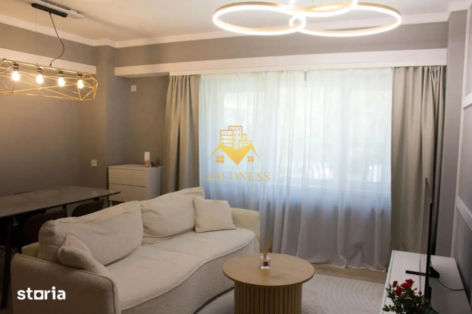 3 camere decomandate, Titulescu, Modern,Facultatea de drept,Cipariu. - GOLDNESS Imobiliare vă propune spre închiriere un apartament cu 3 camere complet mobilat și utilat, la parterul inalt al unui imobil de 8 etaje, în Cartierul Gheorgheni.
Posibilitate de parcare in zona la liber!
Se află în apropierea stațiilor de transport în comun, magazine, restaurante, spații verzi, farmacii, etc. 

Apartamentul este compartimentat astfel:
 - dormitor cu pat matrimonial, dressing separat, noptiere.
 - dormitor cu canapea extensibila, spatiu de depozitare.
 - living cu bucatarie open space complet utilată și mobilată, canapea extensibilă, loc de servit masa 
 - baie cu dus walk-in, calorifer port prosop și dulap pentru depozitare.

Imobilul este dotat cu toate cele necesare- centrală proprie, frigider, aragaz, hotă, mașină de spălat haine, etc. 

Dacă sunteți interesați de acest apartament și doriți să îl vizionați, dar și pentru alte oferte nu ezitați să ne contactați telefonic sau prin e-mail. Vă stăm la dispoziție!
Pentru intermediere se percepe un comision de 50% din prețul chiriei!