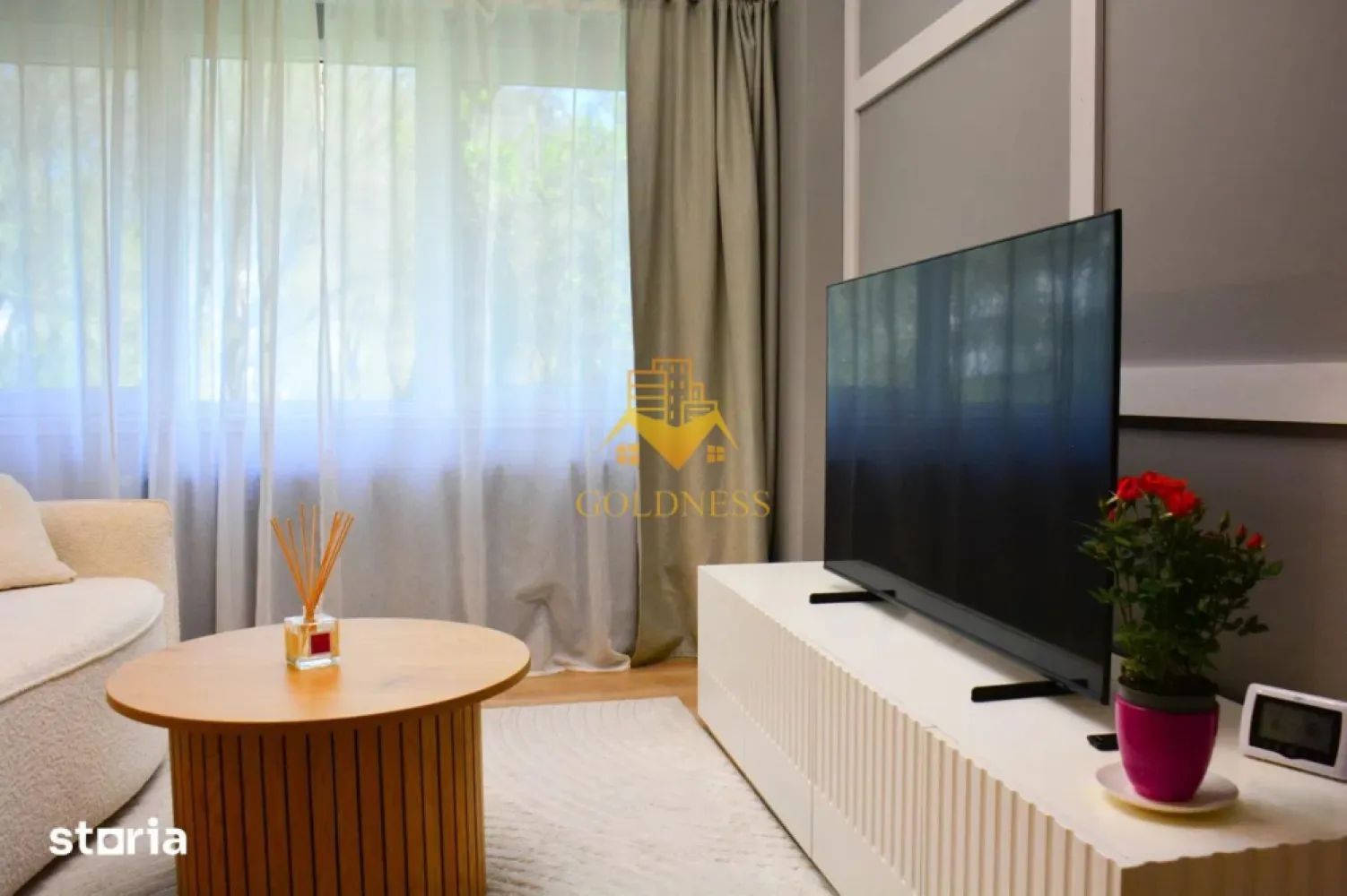 3 camere decomandate, Titulescu, Modern,Facultatea de drept,Cipariu. - GOLDNESS Imobiliare vă propune spre închiriere un apartament cu 3 camere complet mobilat și utilat, la parterul inalt al unui imobil de 8 etaje, în Cartierul Gheorgheni.
Posibilitate de parcare in zona la liber!
Se află în apropierea stațiilor de transport în comun, magazine, restaurante, spații verzi, farmacii, etc. 

Apartamentul este compartimentat astfel:
 - dormitor cu pat matrimonial, dressing separat, noptiere.
 - dormitor cu canapea extensibila, spatiu de depozitare.
 - living cu bucatarie open space complet utilată și mobilată, canapea extensibilă, loc de servit masa 
 - baie cu dus walk-in, calorifer port prosop și dulap pentru depozitare.

Imobilul este dotat cu toate cele necesare- centrală proprie, frigider, aragaz, hotă, mașină de spălat haine, etc. 

Dacă sunteți interesați de acest apartament și doriți să îl vizionați, dar și pentru alte oferte nu ezitați să ne contactați telefonic sau prin e-mail. Vă stăm la dispoziție!
Pentru intermediere se percepe un comision de 50% din prețul chiriei!