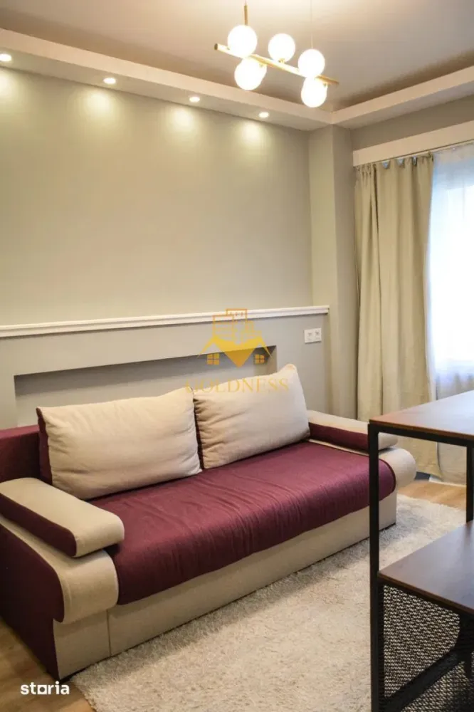 3 camere decomandate, Titulescu, Modern,Facultatea de drept,Cipariu. - GOLDNESS Imobiliare vă propune spre închiriere un apartament cu 3 camere complet mobilat și utilat, la parterul inalt al unui imobil de 8 etaje, în Cartierul Gheorgheni.
Posibilitate de parcare in zona la liber!
Se află în apropierea stațiilor de transport în comun, magazine, restaurante, spații verzi, farmacii, etc. 

Apartamentul este compartimentat astfel:
 - dormitor cu pat matrimonial, dressing separat, noptiere.
 - dormitor cu canapea extensibila, spatiu de depozitare.
 - living cu bucatarie open space complet utilată și mobilată, canapea extensibilă, loc de servit masa 
 - baie cu dus walk-in, calorifer port prosop și dulap pentru depozitare.

Imobilul este dotat cu toate cele necesare- centrală proprie, frigider, aragaz, hotă, mașină de spălat haine, etc. 

Dacă sunteți interesați de acest apartament și doriți să îl vizionați, dar și pentru alte oferte nu ezitați să ne contactați telefonic sau prin e-mail. Vă stăm la dispoziție!
Pentru intermediere se percepe un comision de 50% din prețul chiriei!