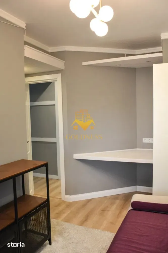 3 camere decomandate, Titulescu, Modern,Facultatea de drept,Cipariu. - GOLDNESS Imobiliare vă propune spre închiriere un apartament cu 3 camere complet mobilat și utilat, la parterul inalt al unui imobil de 8 etaje, în Cartierul Gheorgheni.
Posibilitate de parcare in zona la liber!
Se află în apropierea stațiilor de transport în comun, magazine, restaurante, spații verzi, farmacii, etc. 

Apartamentul este compartimentat astfel:
 - dormitor cu pat matrimonial, dressing separat, noptiere.
 - dormitor cu canapea extensibila, spatiu de depozitare.
 - living cu bucatarie open space complet utilată și mobilată, canapea extensibilă, loc de servit masa 
 - baie cu dus walk-in, calorifer port prosop și dulap pentru depozitare.

Imobilul este dotat cu toate cele necesare- centrală proprie, frigider, aragaz, hotă, mașină de spălat haine, etc. 

Dacă sunteți interesați de acest apartament și doriți să îl vizionați, dar și pentru alte oferte nu ezitați să ne contactați telefonic sau prin e-mail. Vă stăm la dispoziție!
Pentru intermediere se percepe un comision de 50% din prețul chiriei!