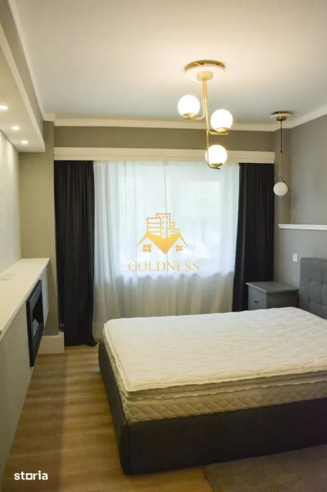 3 camere decomandate, Titulescu, Modern,Facultatea de drept,Cipariu. - GOLDNESS Imobiliare vă propune spre închiriere un apartament cu 3 camere complet mobilat și utilat, la parterul inalt al unui imobil de 8 etaje, în Cartierul Gheorgheni.
Posibilitate de parcare in zona la liber!
Se află în apropierea stațiilor de transport în comun, magazine, restaurante, spații verzi, farmacii, etc. 

Apartamentul este compartimentat astfel:
 - dormitor cu pat matrimonial, dressing separat, noptiere.
 - dormitor cu canapea extensibila, spatiu de depozitare.
 - living cu bucatarie open space complet utilată și mobilată, canapea extensibilă, loc de servit masa 
 - baie cu dus walk-in, calorifer port prosop și dulap pentru depozitare.

Imobilul este dotat cu toate cele necesare- centrală proprie, frigider, aragaz, hotă, mașină de spălat haine, etc. 

Dacă sunteți interesați de acest apartament și doriți să îl vizionați, dar și pentru alte oferte nu ezitați să ne contactați telefonic sau prin e-mail. Vă stăm la dispoziție!
Pentru intermediere se percepe un comision de 50% din prețul chiriei!