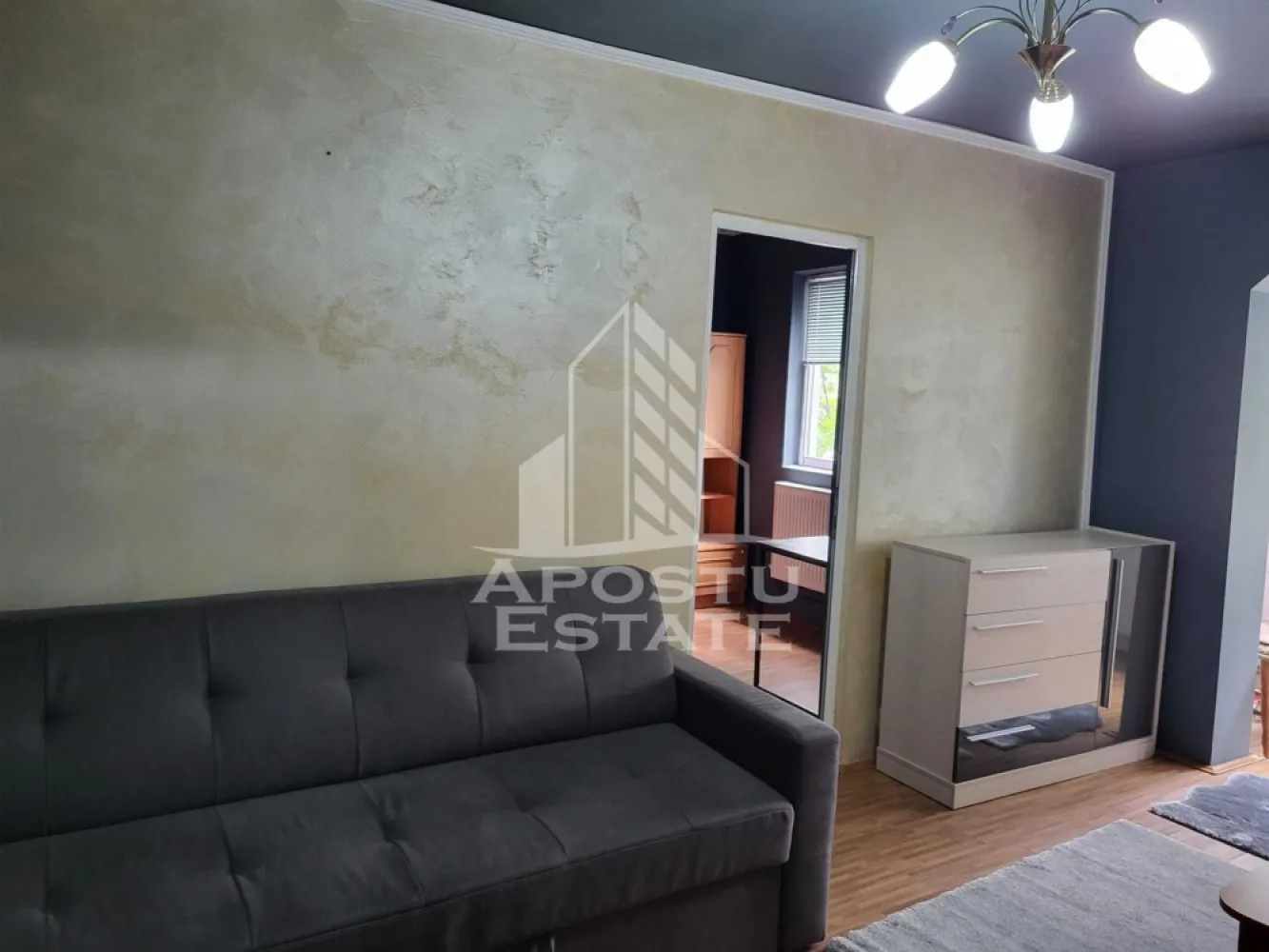 Apartament 2 camere de vanzare, zona Telegrafului/Isho, Timisoara - Agentia imobiliara APOSTU ESTATE va propune spre vanzare un apartament cu 2 camere , semidecomandat, etaj 2/4, situat in zona Telegrafului/Badea Cartan din Timisoara, judetul Timis.
Apartamentul este amplasat la etajul 2 al unui imobil construit in 1980 si are o suprafata utila de 37,64 mp plus balcon inchis de 2,73mp.
Confortul termic se realizeaza prin intermediul centralei proprii pe gaz cu sistem de incalzire prin calorifere.
Apartamentul este compartimentat astfel:
-hol de acces
-bucatarie inchisa
-baie cu cada si geam de aerisire
-living cu iesire spre balcon inchis
-dormitor
 Apartamentul a fost recent igienizat și mobilat, beneficiind de:
 Mobilă nouă de bucătărie
 Pat nou și saltea
 Noptiere noi
 Birou nou
 Scaune de bucătărie noi
Proprietatea se vinde cum se vede in poze si este o varianta ideala pentru familii, cuplu sau investitie.
Vecinatati: Scoala generala nr.21 la 7 min de mers pe jos , mijloace de transport in comun,magazine,banci,farmacii la 4 min de mers pe jos, Iulius Mall la 5 min cu masina, Piata Unirii la 7 min cu masina, Kaufland la 2 min cu masina, Pompieri Timisoara, Facultatea de Medicina la 16 min de mers pe jos,Isho la 6 min de mers pe jos.
Agentia imobiliara Apostu Estate va ofera consultanta bancara gratuita prin intermediul colaboratorilor nostri pentru alegerea celui mai potrivit tip de credit, astfel incat tu sa devi noul proprietar al acestui apartament.

Va asteptam cu drag la o vizionare!

Id Intern: CP3129103